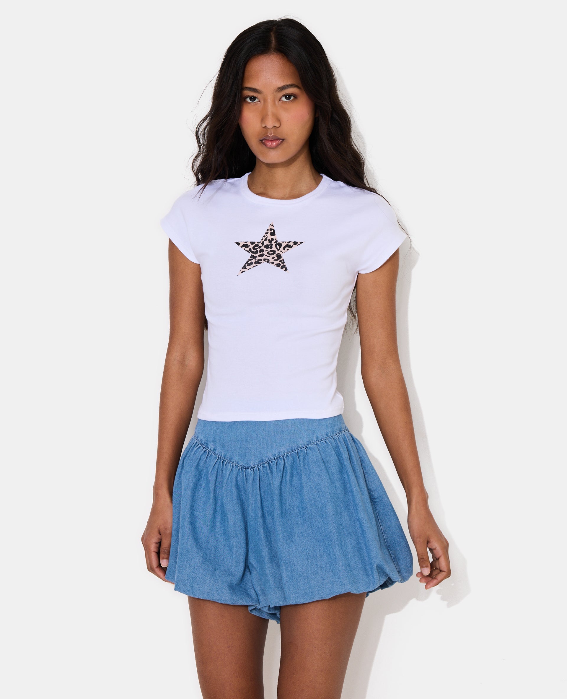 T-shirt ajusté col rond avec étoile motif léopard