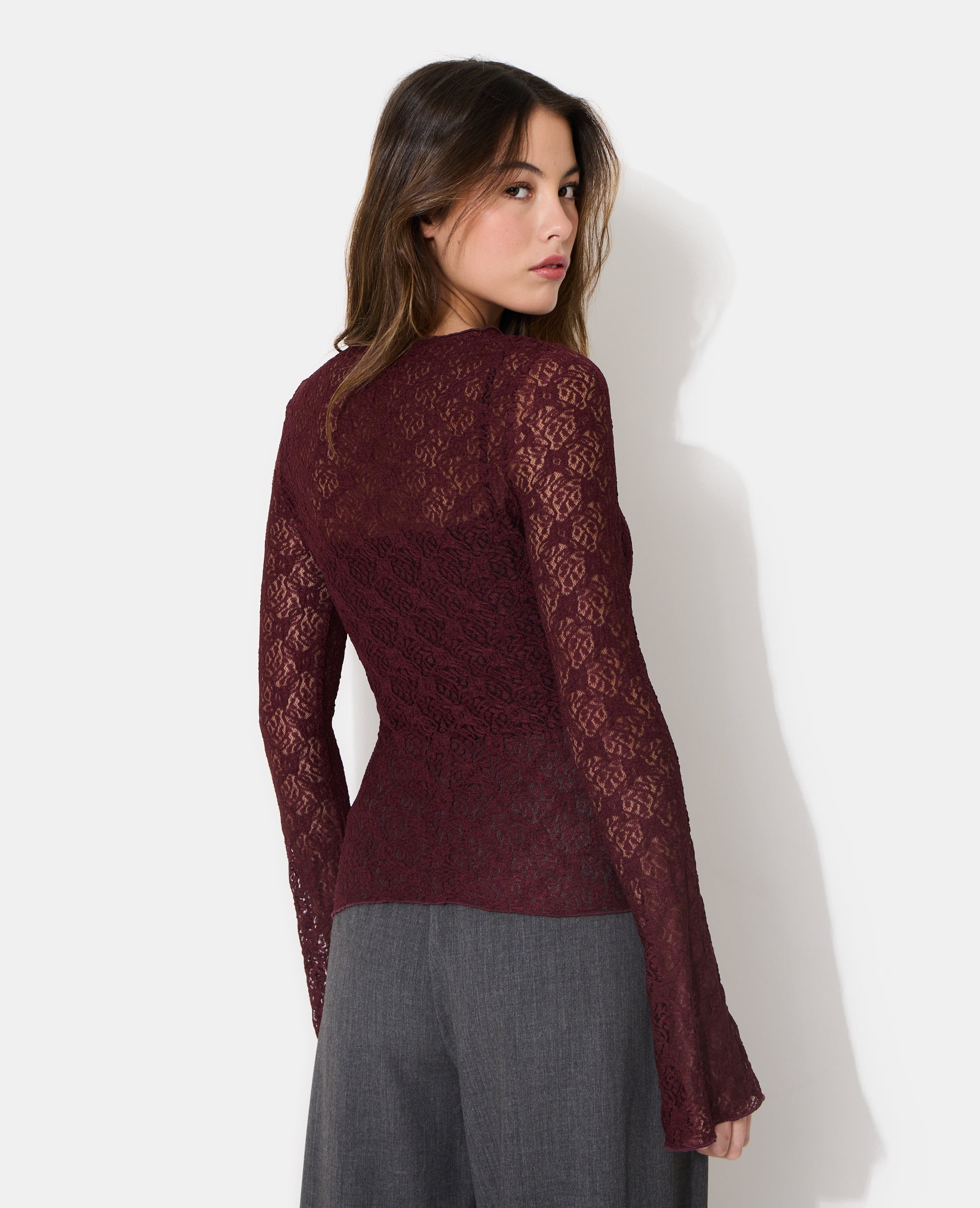 Top en dentelle manches flare