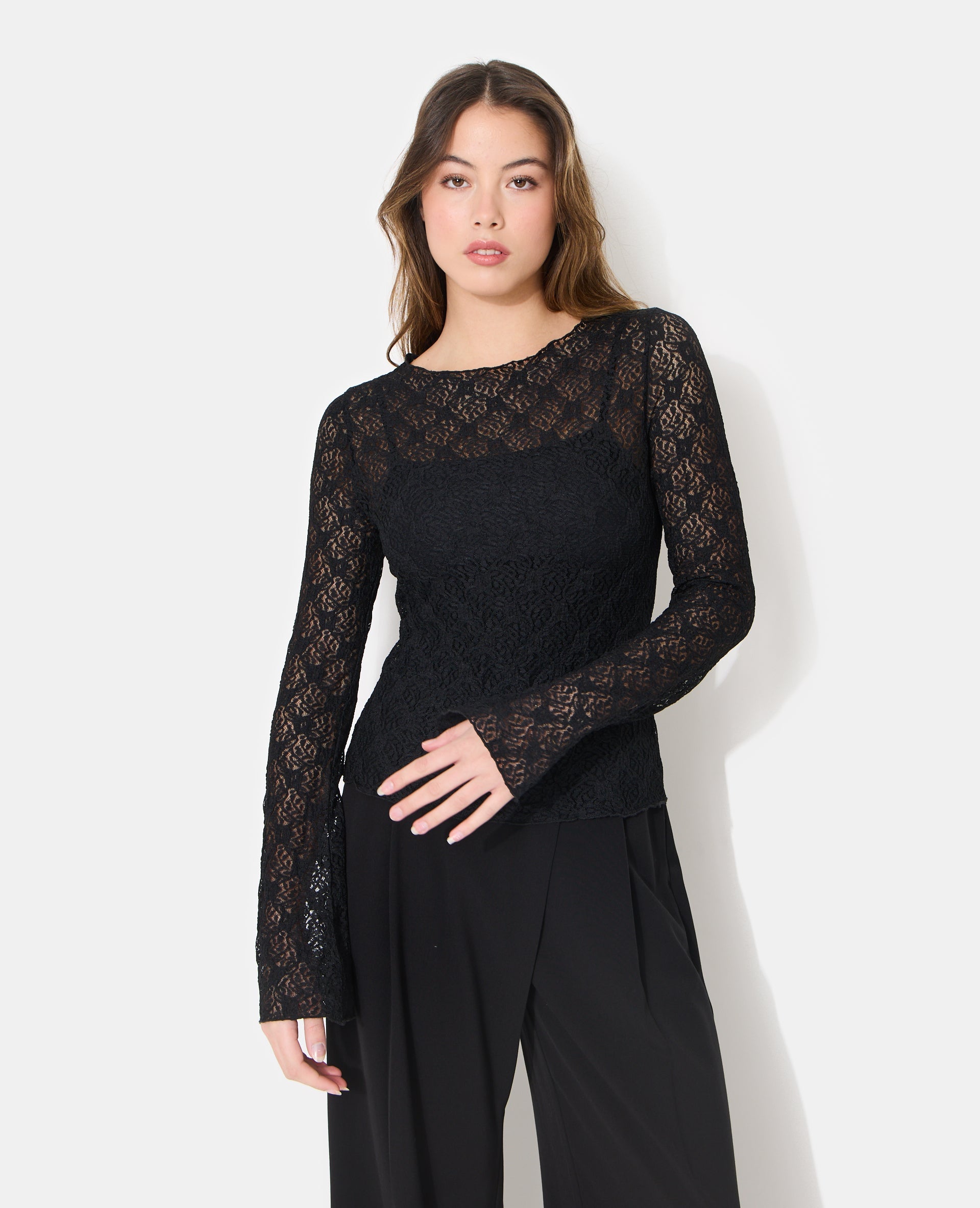 Top en dentelle manches flare