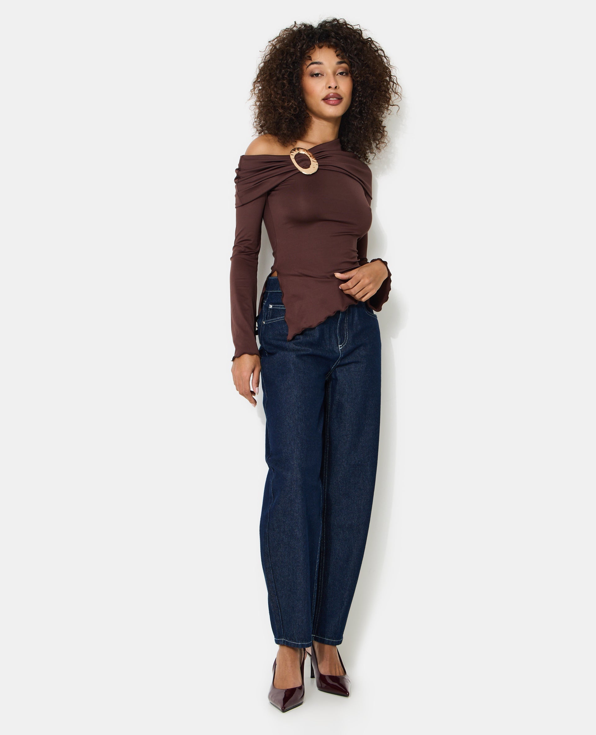 Top asymétrique avec détail bijou