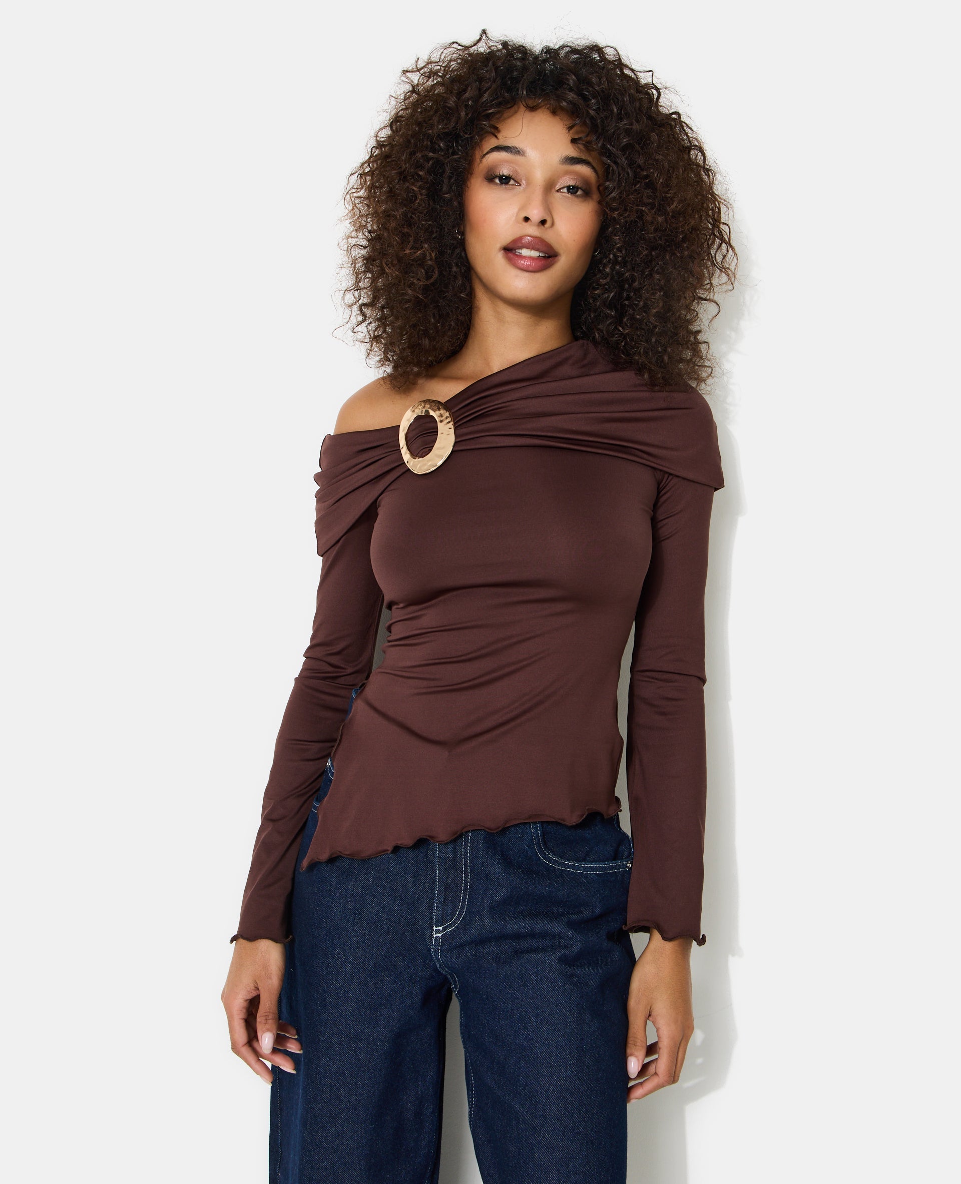 Top asymétrique avec détail bijou