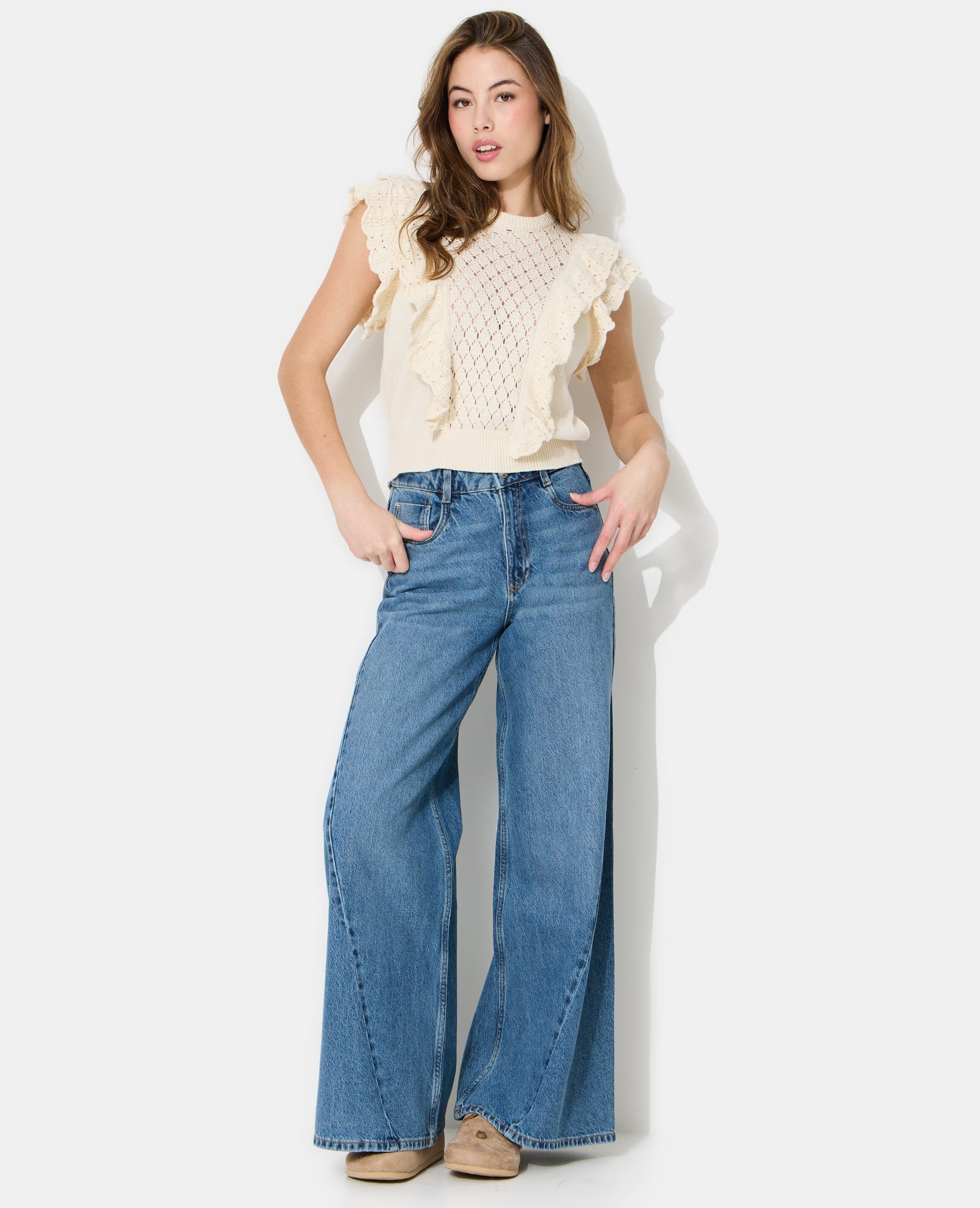 Pull manches courtes en maille ajourée avec volants