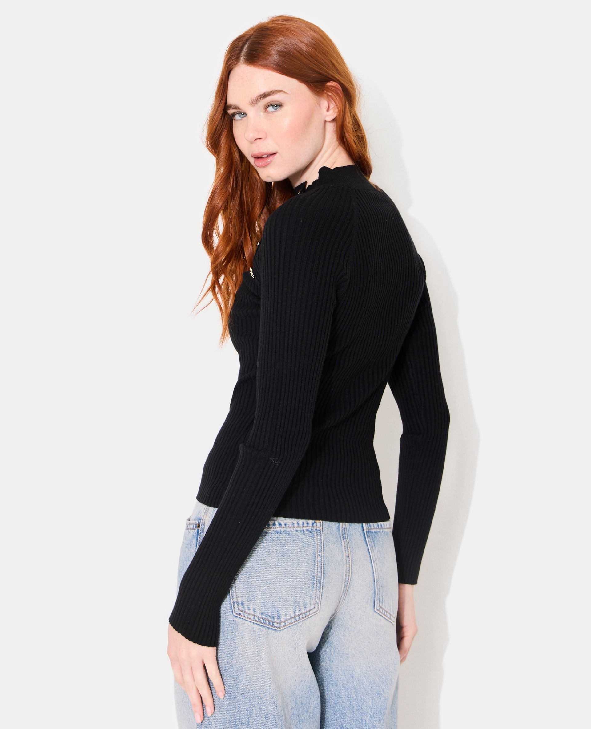Pull moulant en maille côtelée avec boutons