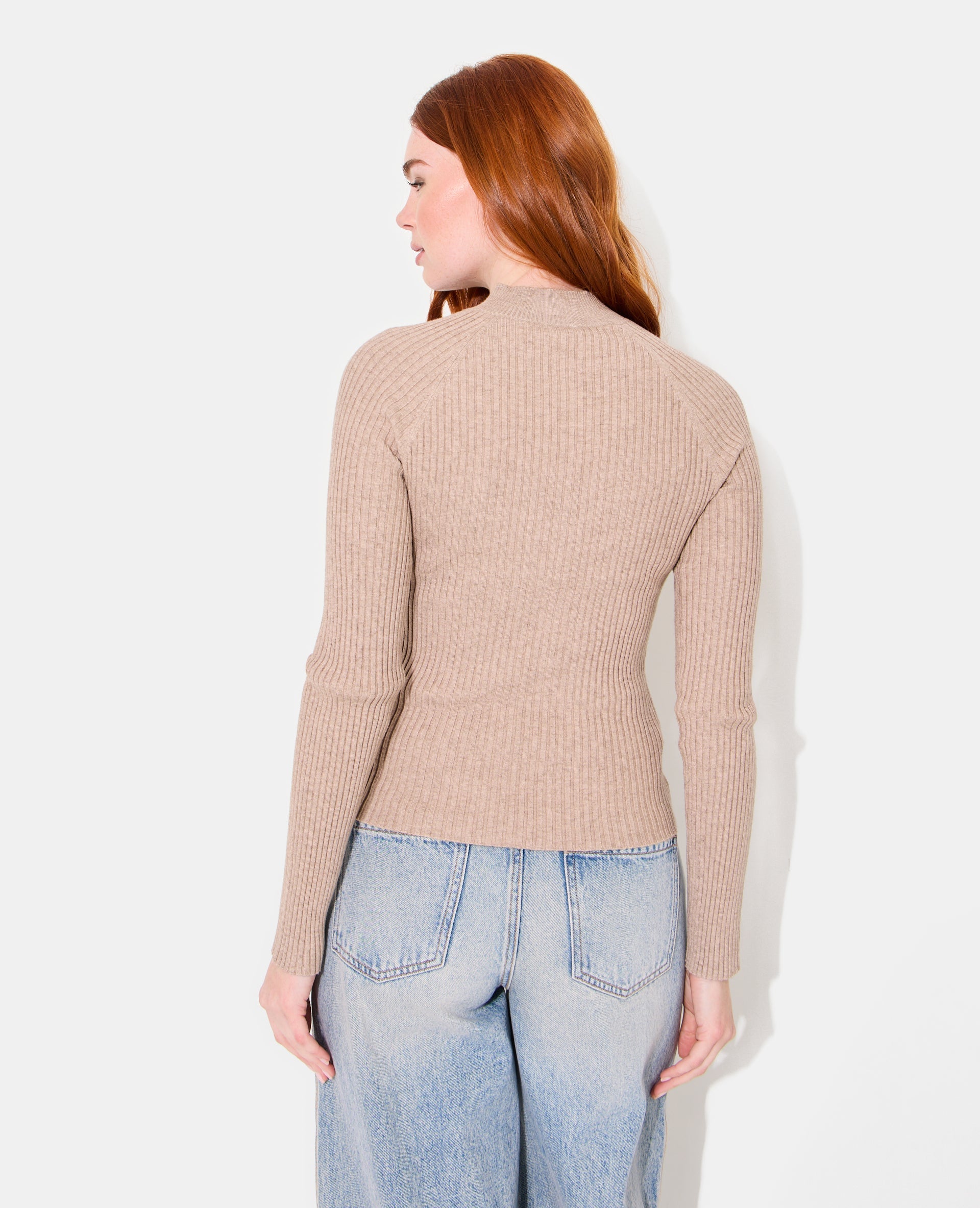 Pull moulant en maille côtelée avec boutons