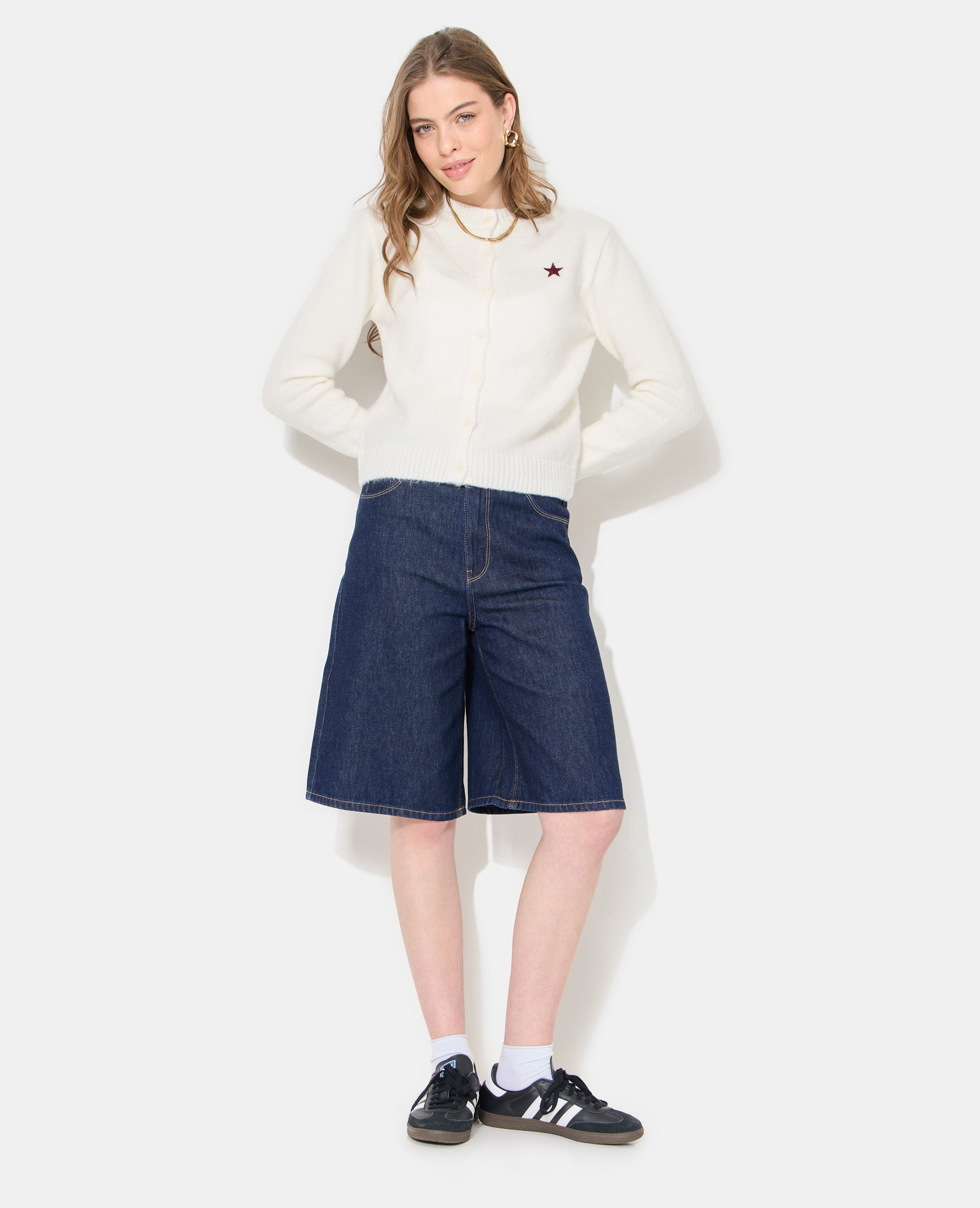 Gilet col rond avec étoile brodée