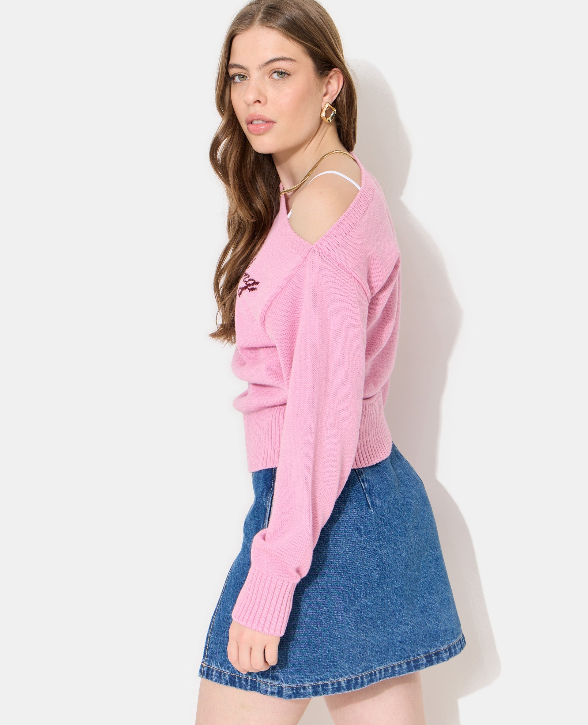 Pull asymétrique avec écriture poitrine