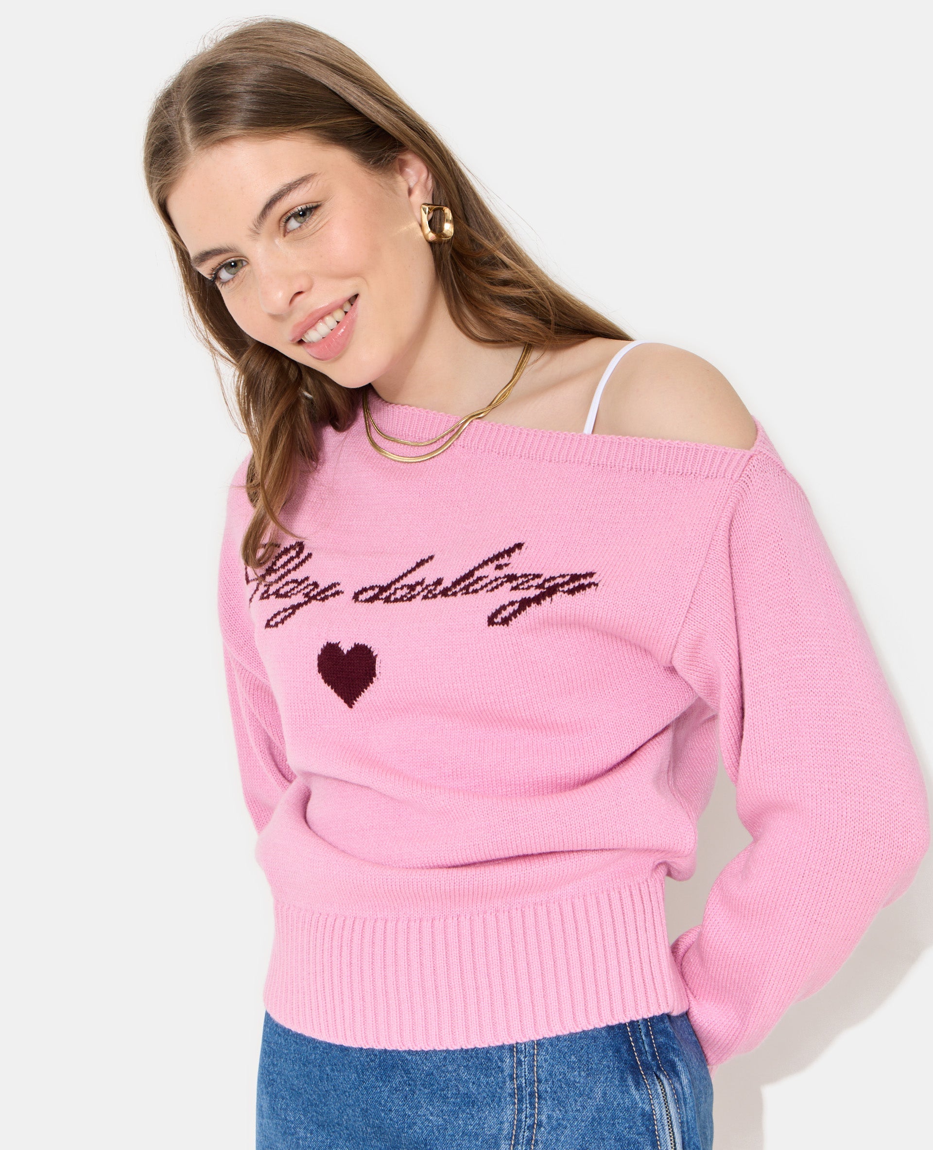 Pull asymétrique avec écriture poitrine