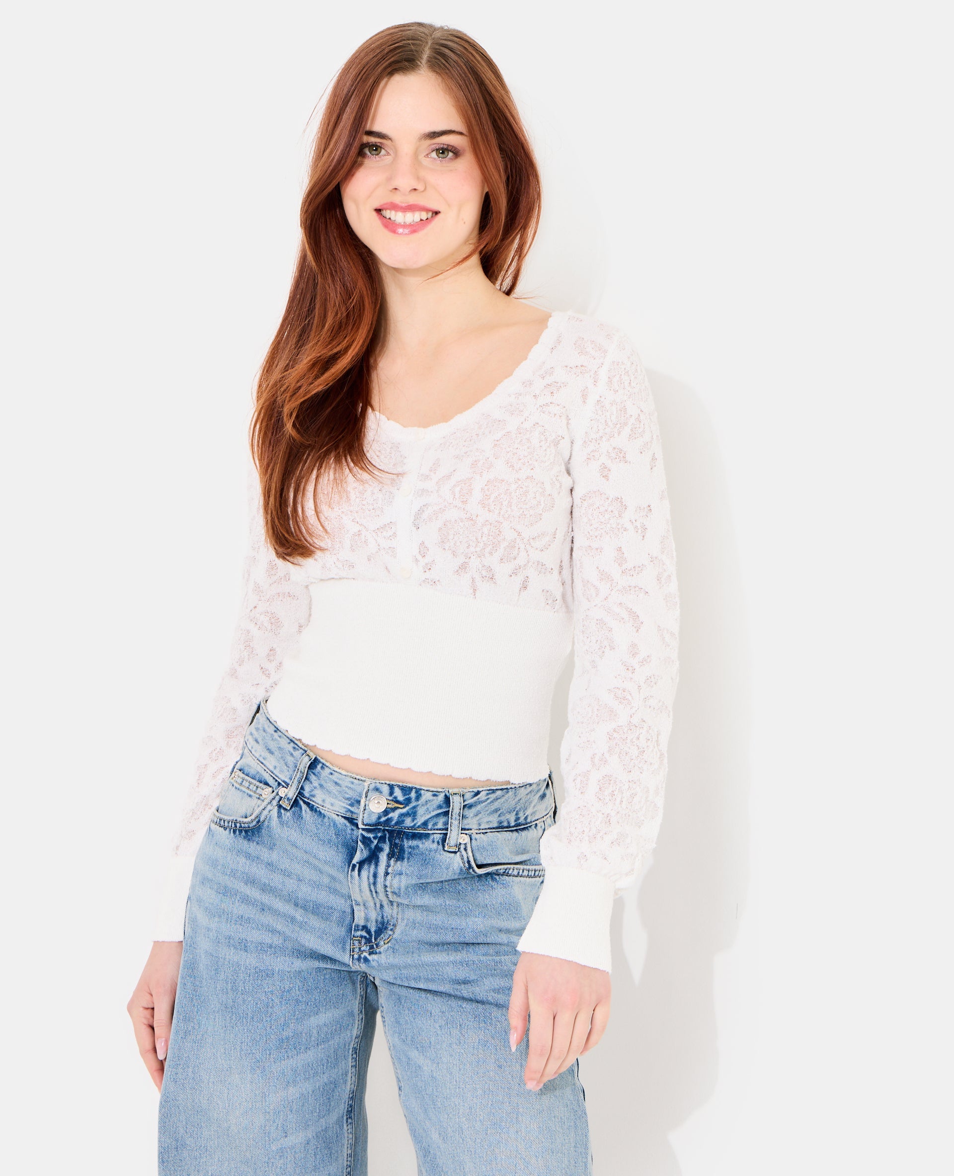 Pull en maille ajourée motif fleurs