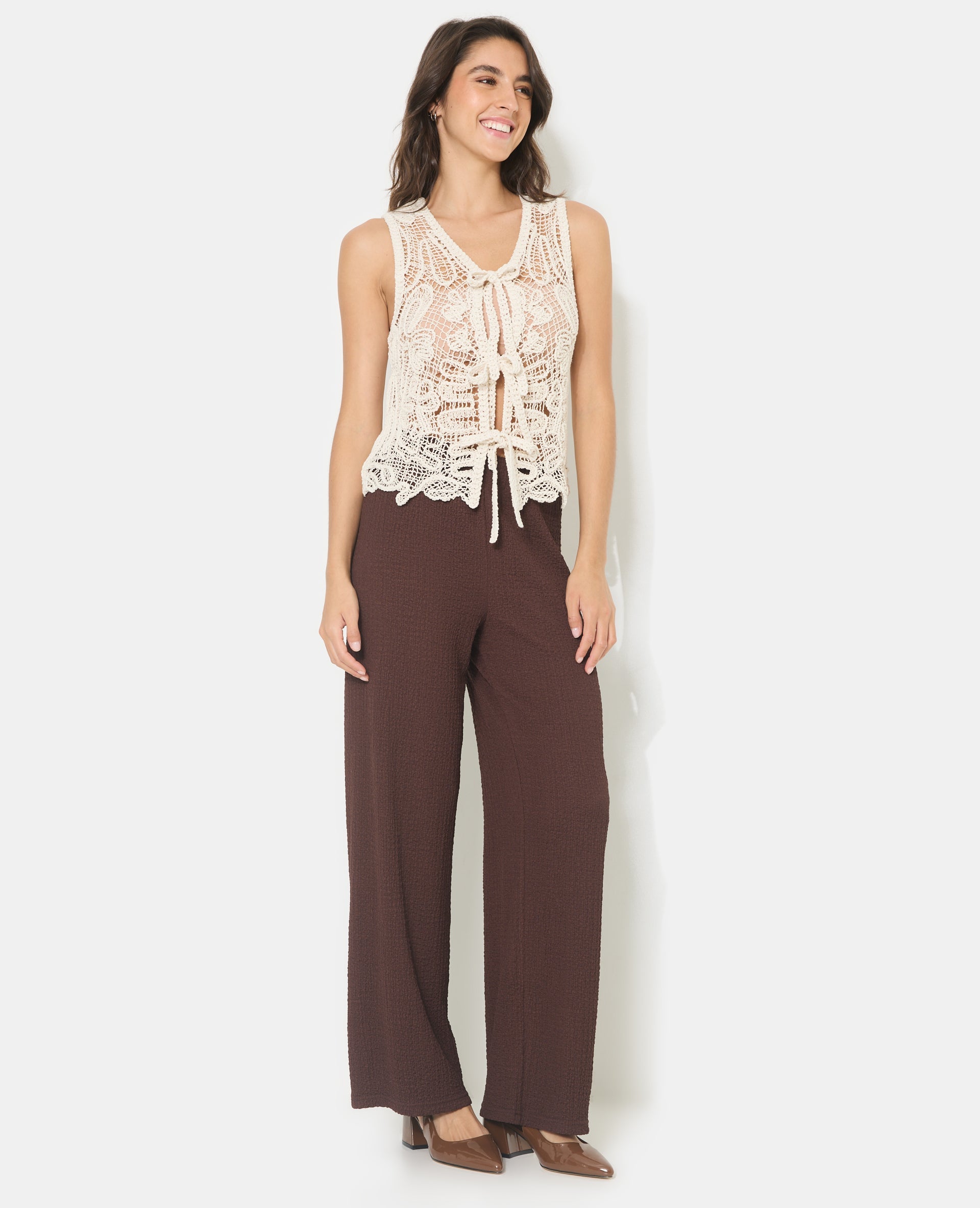 Top sans manches en crochet avec nouettes