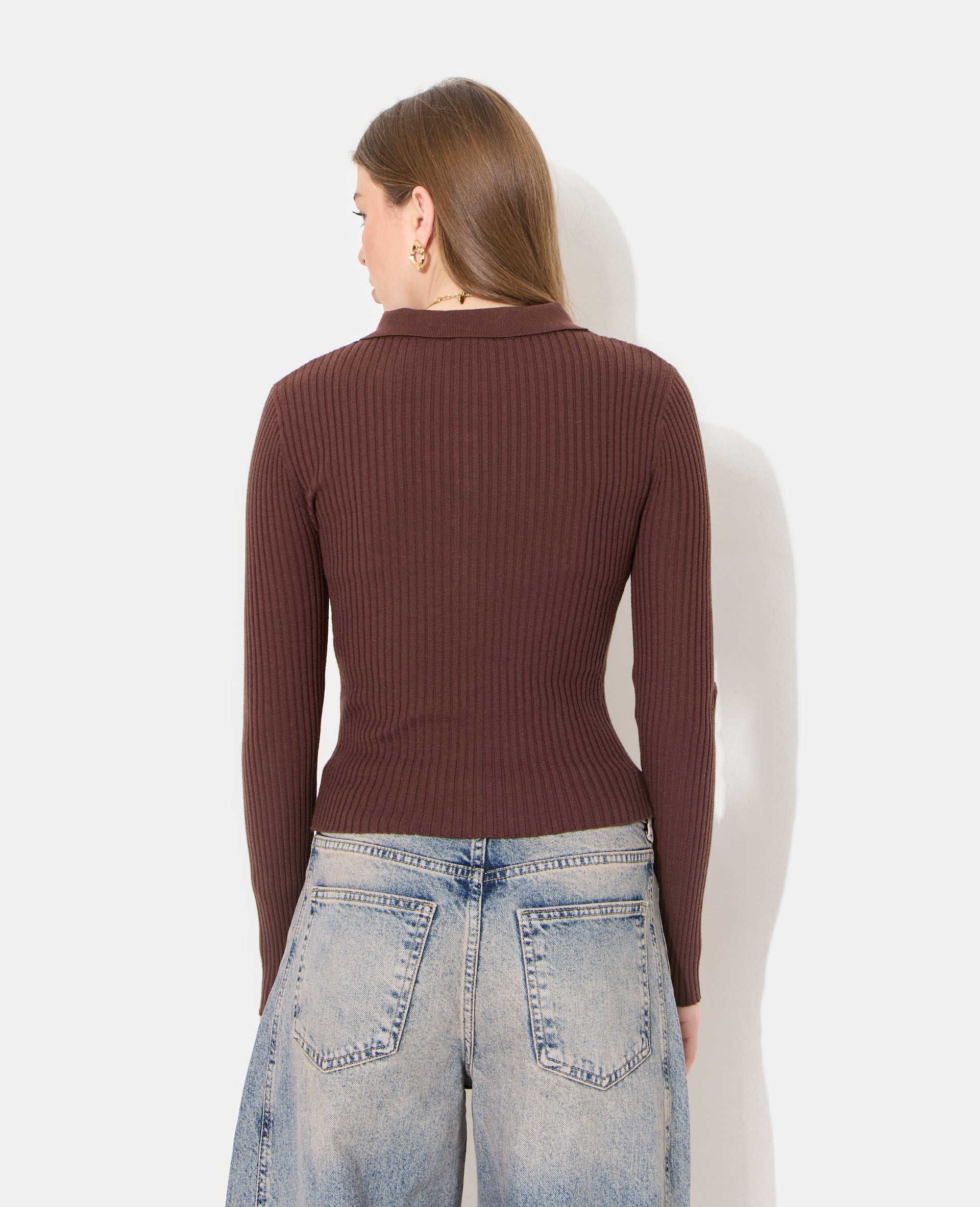Gilet fin en maille côtelée avec boutons dorés