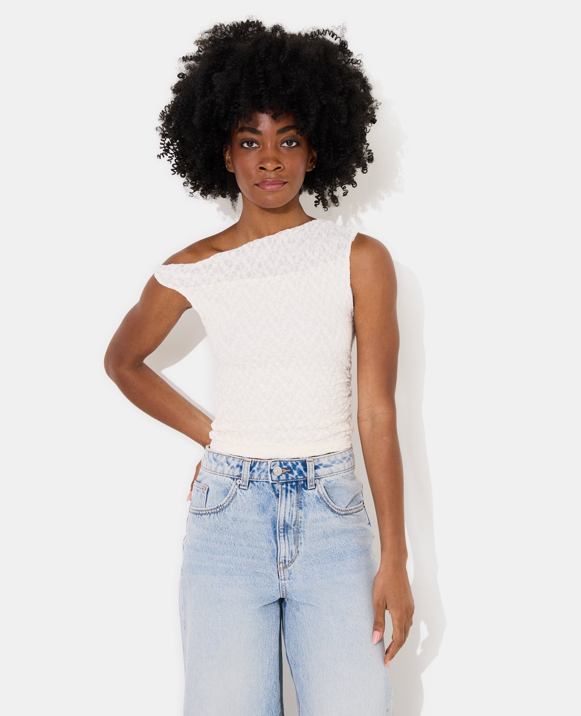 Top asymétrique en dentelle