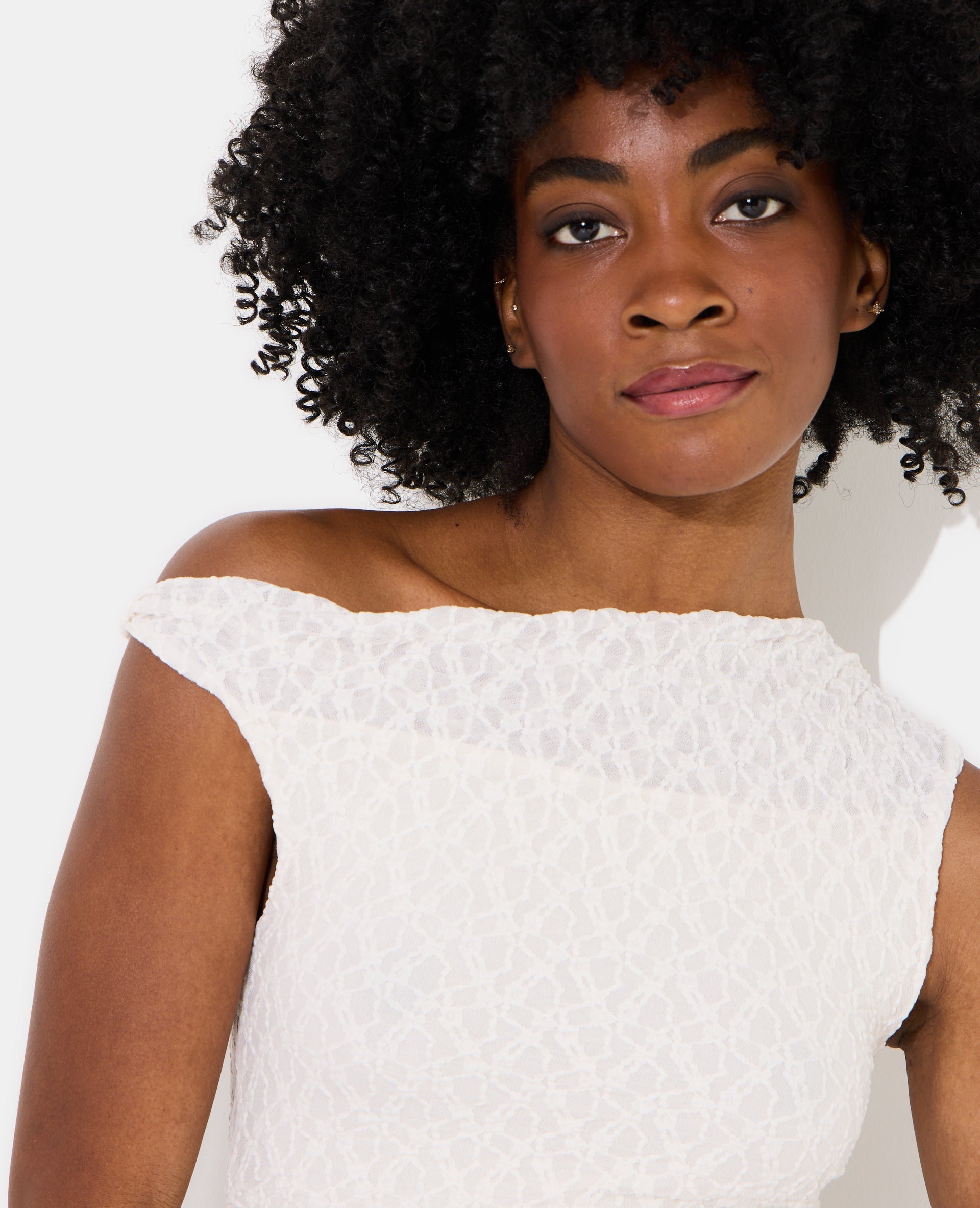 Top asymétrique en dentelle