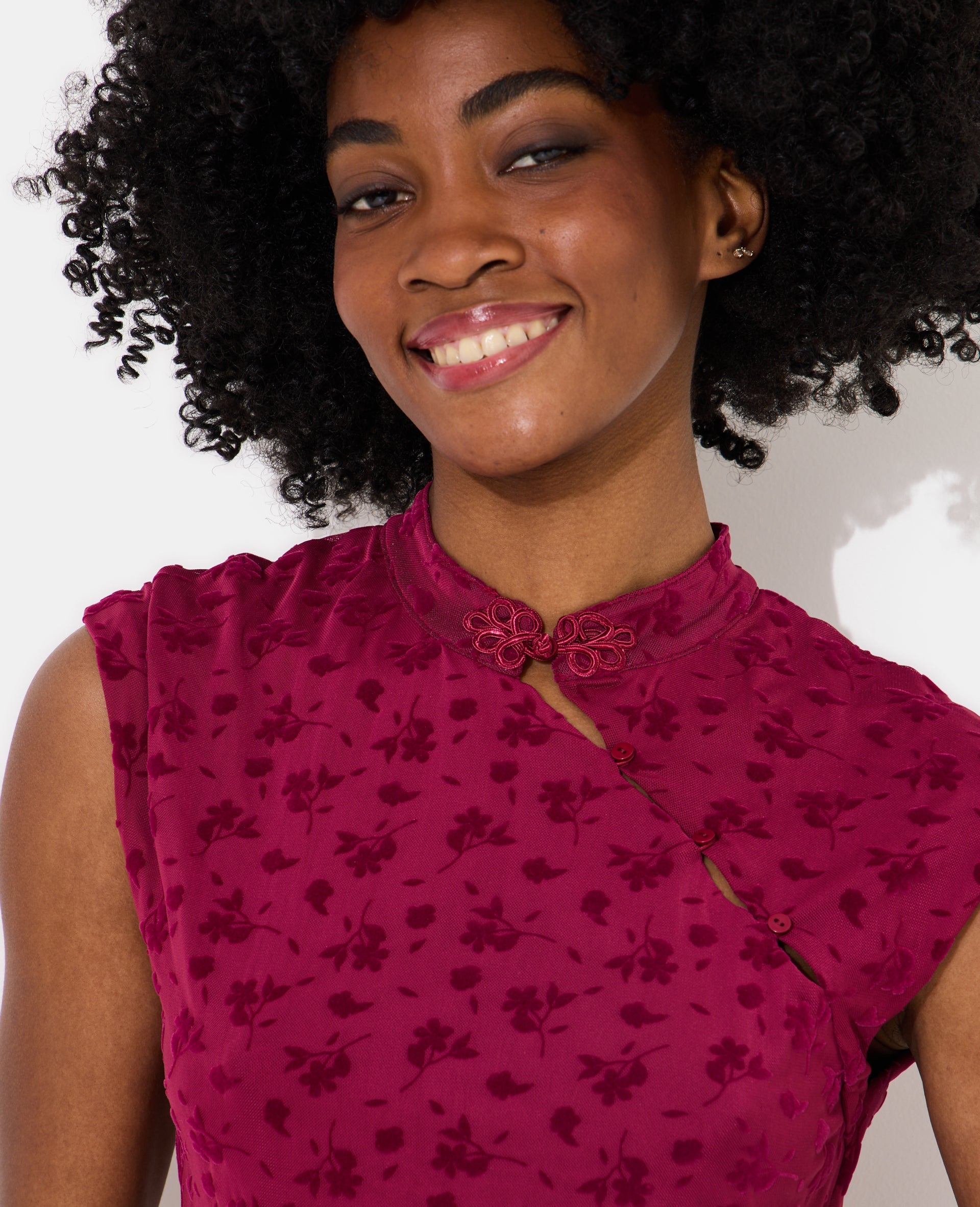 Top col mao en résille avec motif fleurs