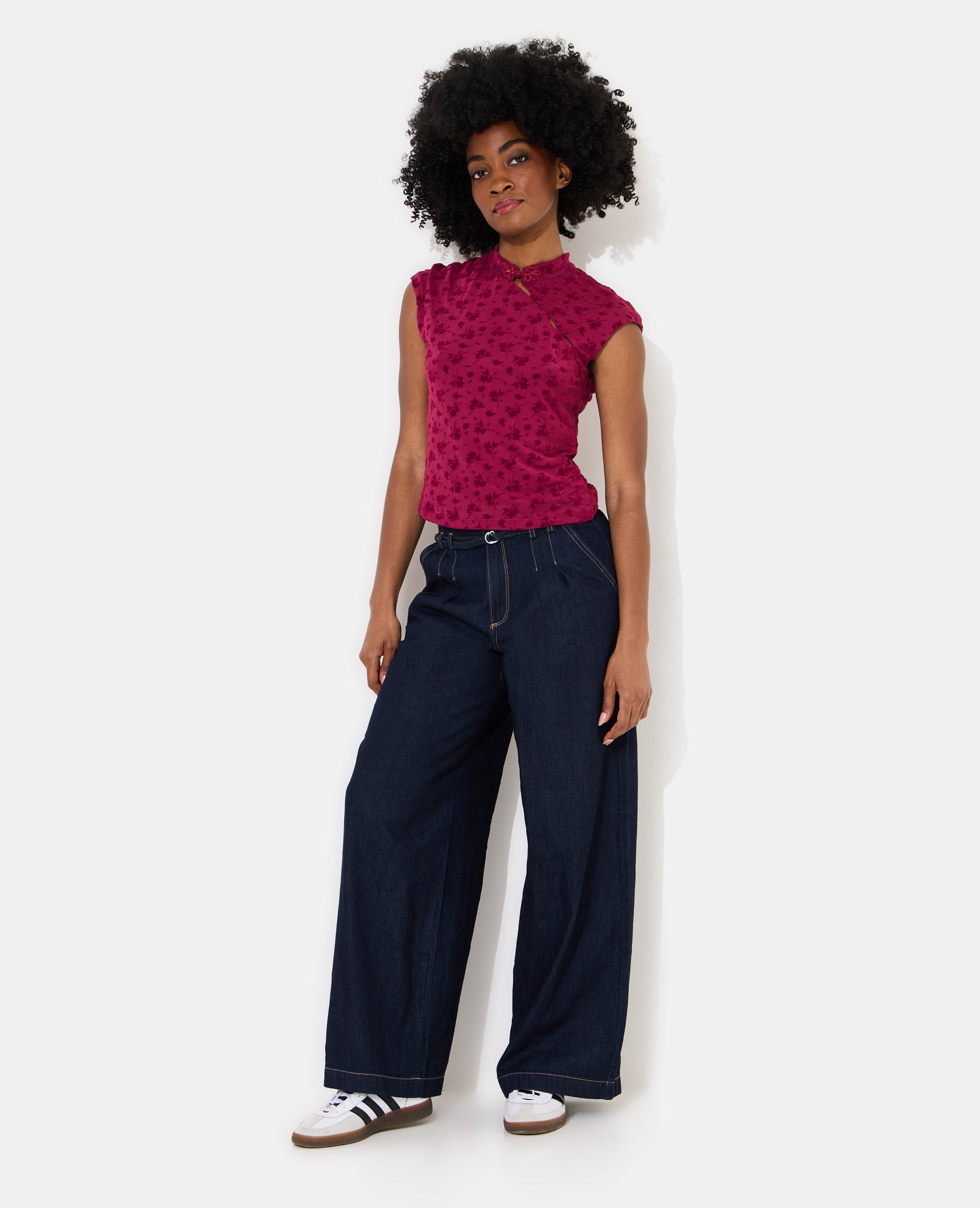 Top col mao en résille avec motif fleurs
