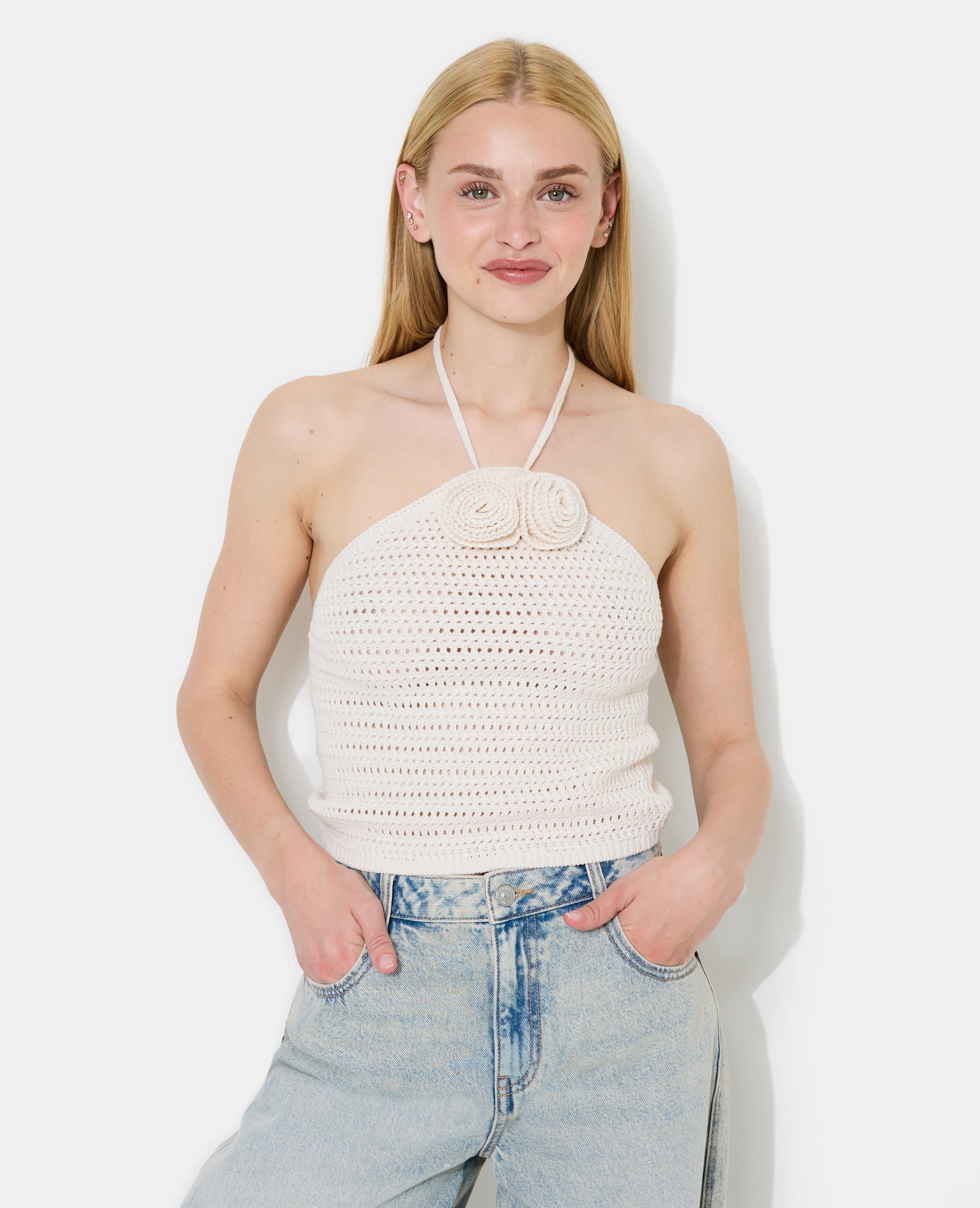 Top dos-nu en maille ajourée avec fleurs