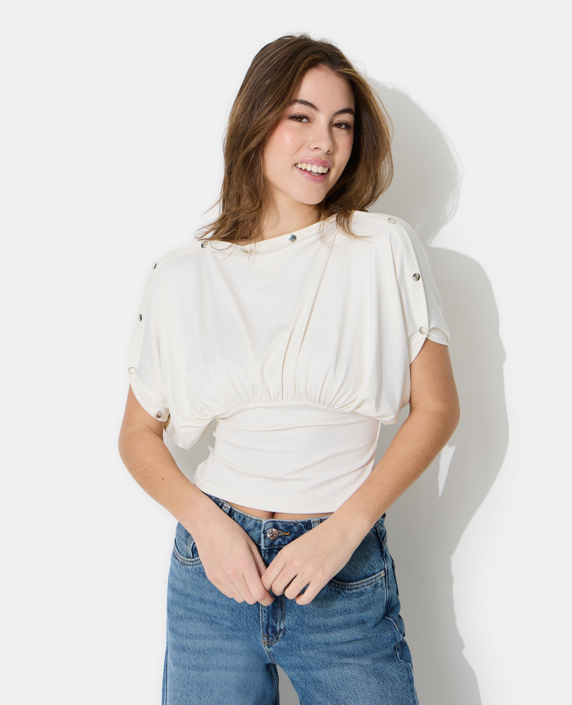 Top manches chauve-souris avec détails pressions