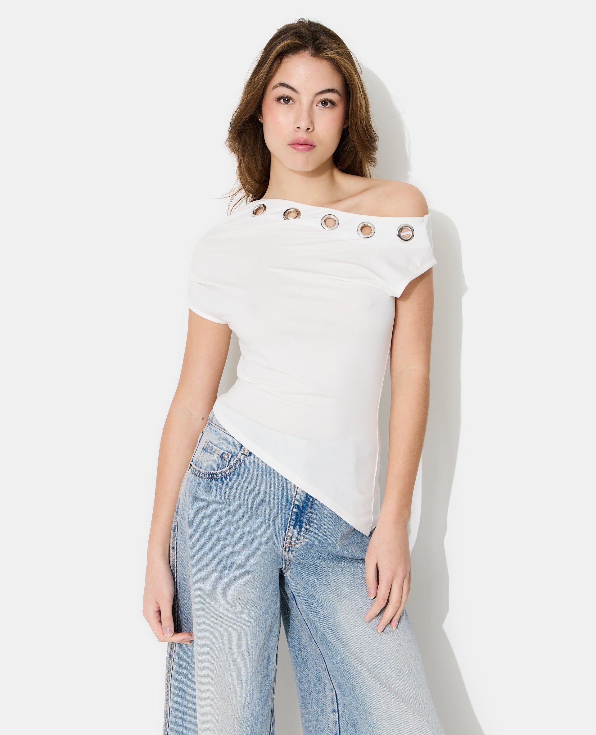 Top asymétrique avec œillets métalliques