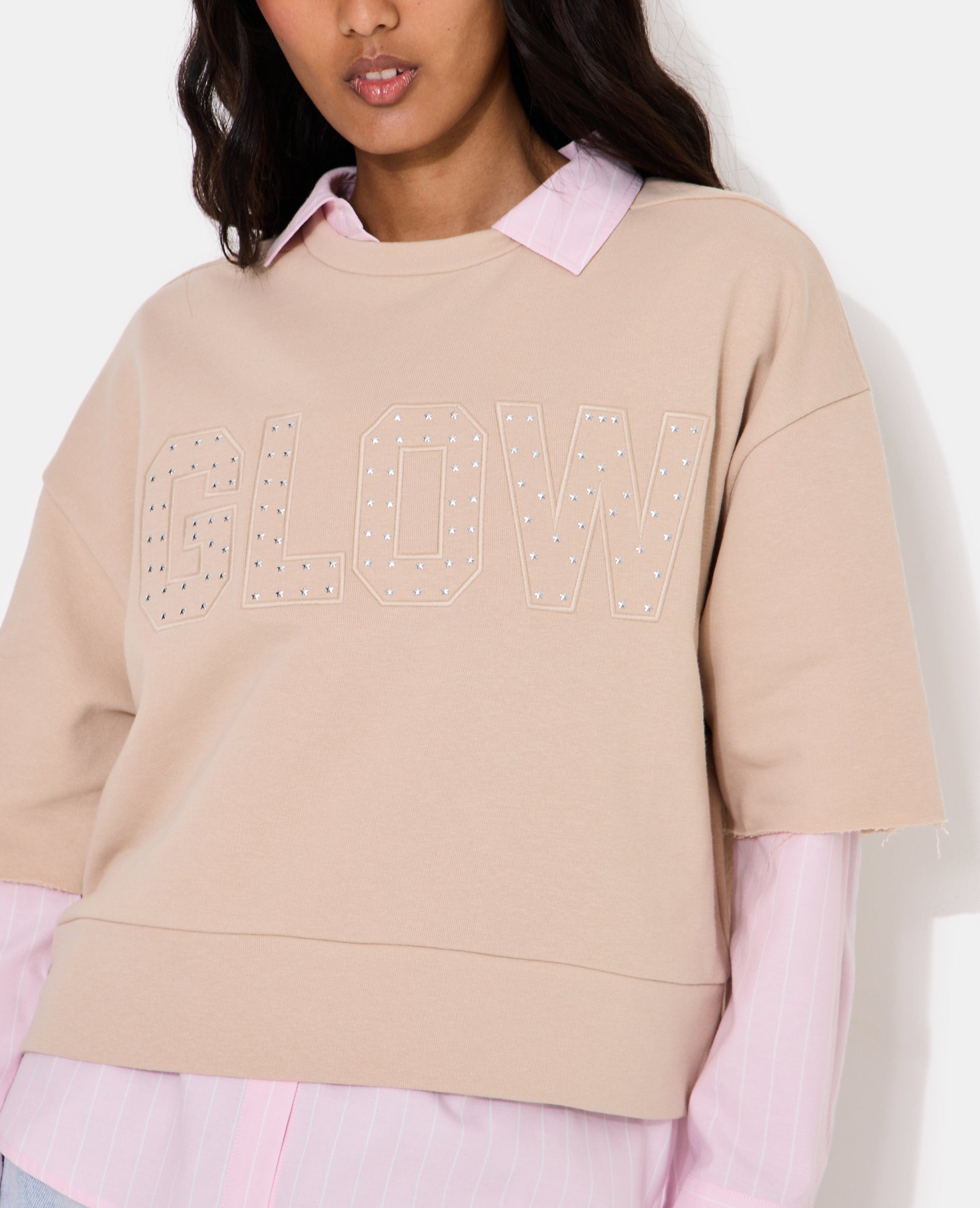 Sweat manches courtes avec broderie et clous étoiles