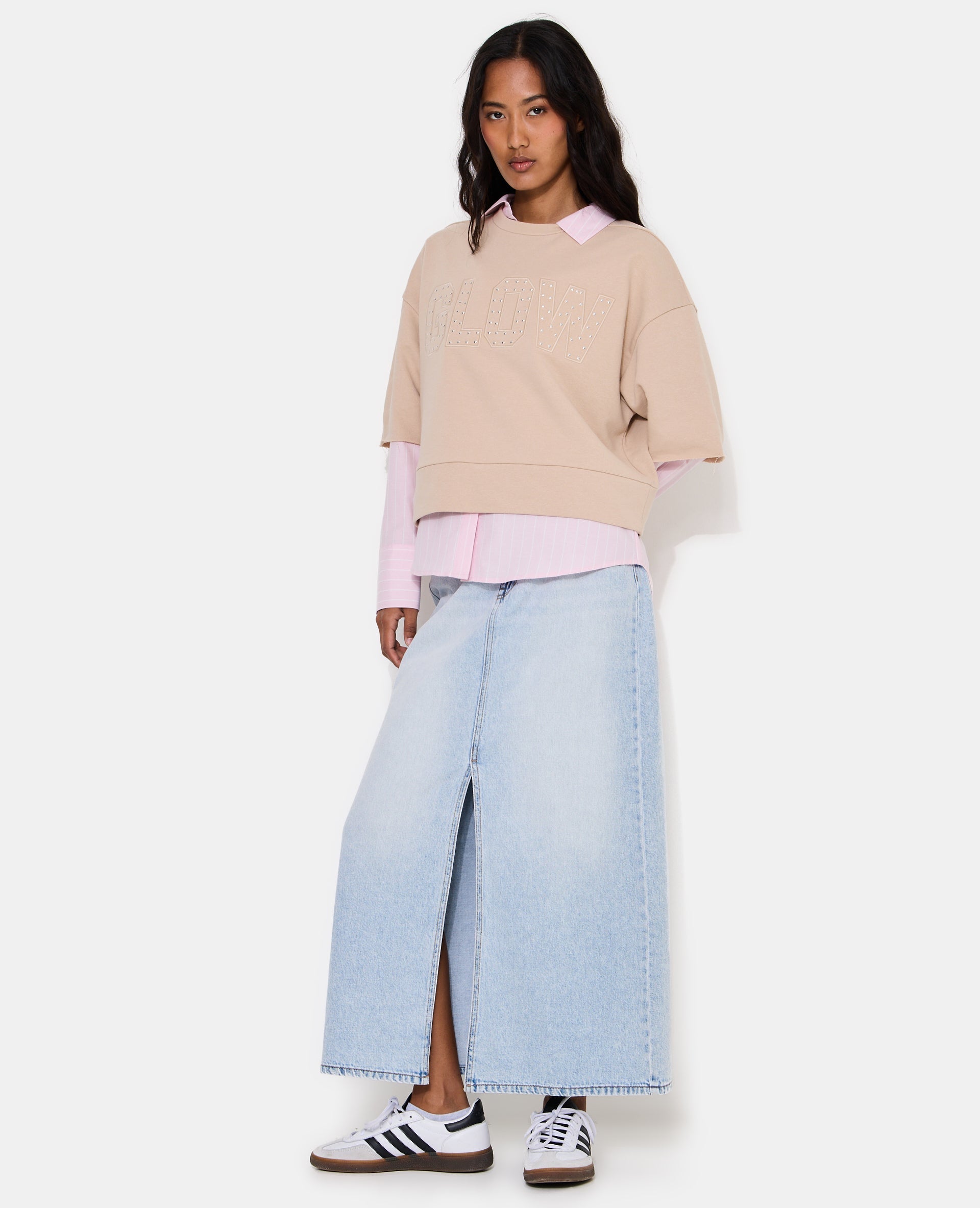 Sweat manches courtes avec broderie et clous étoiles