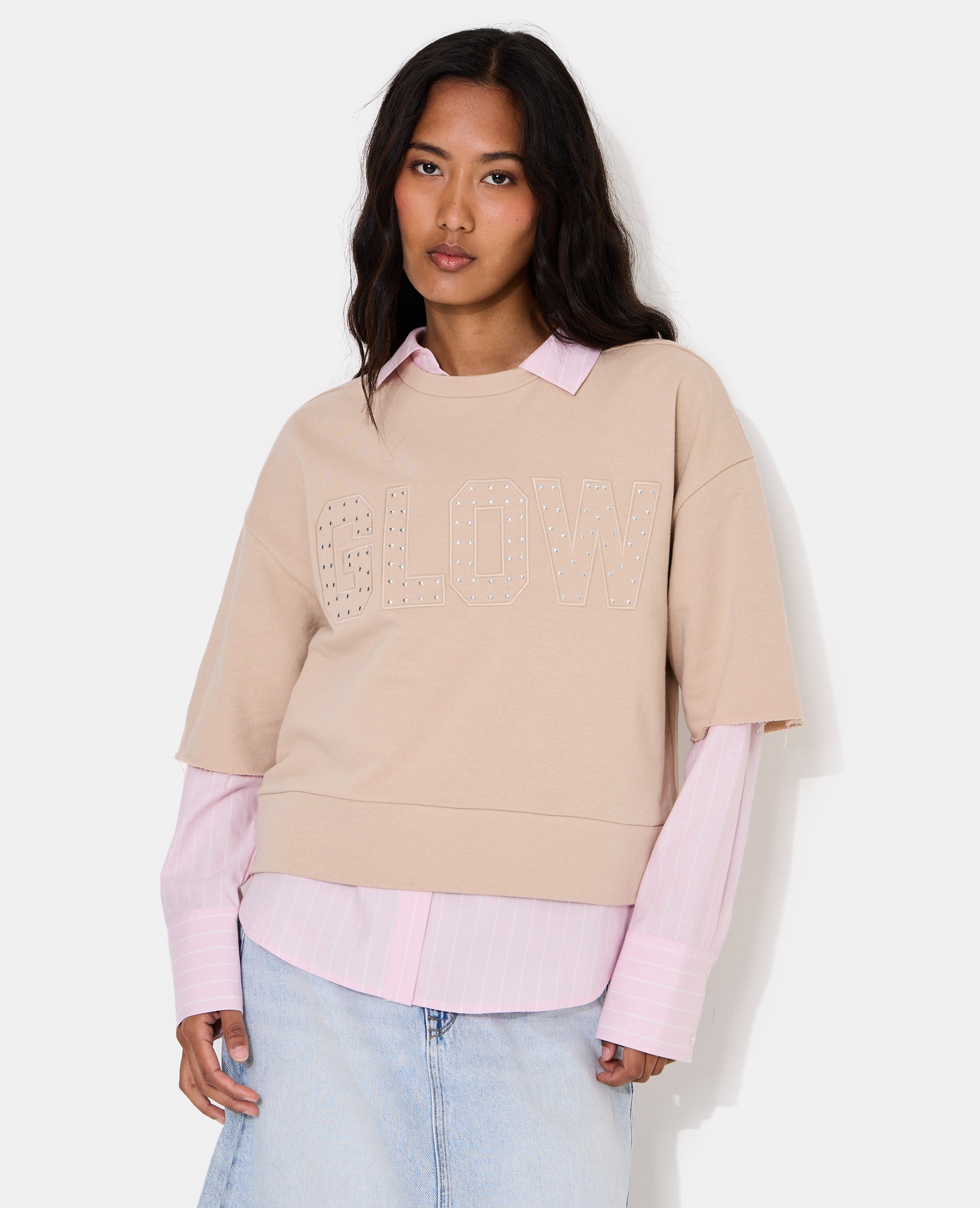 Sweat manches courtes avec broderie et clous étoiles