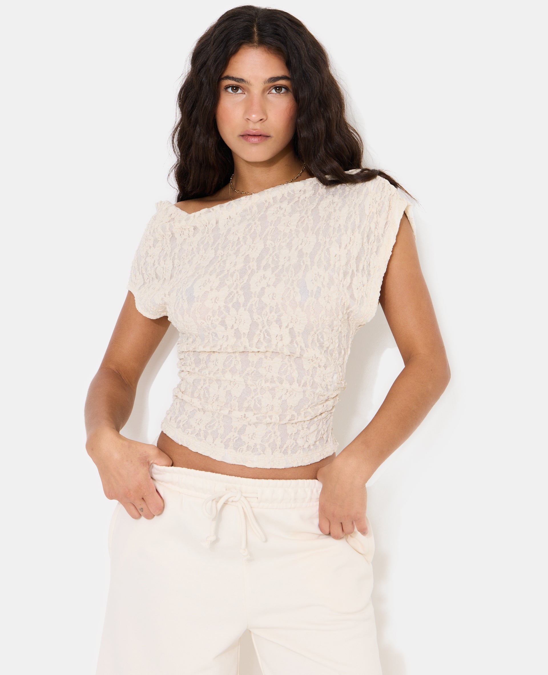 Top asymétrique en dentelle