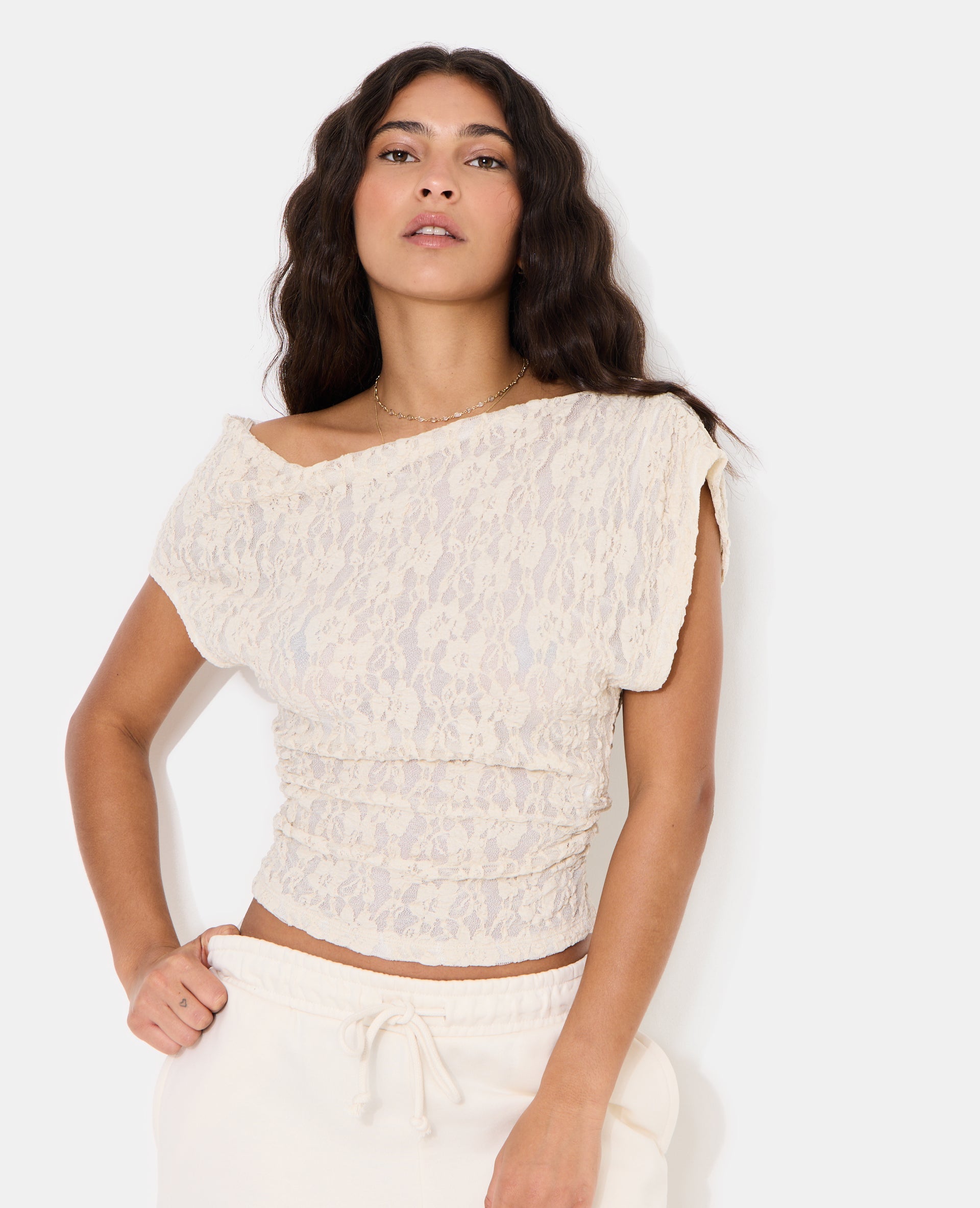 Top asymétrique en dentelle