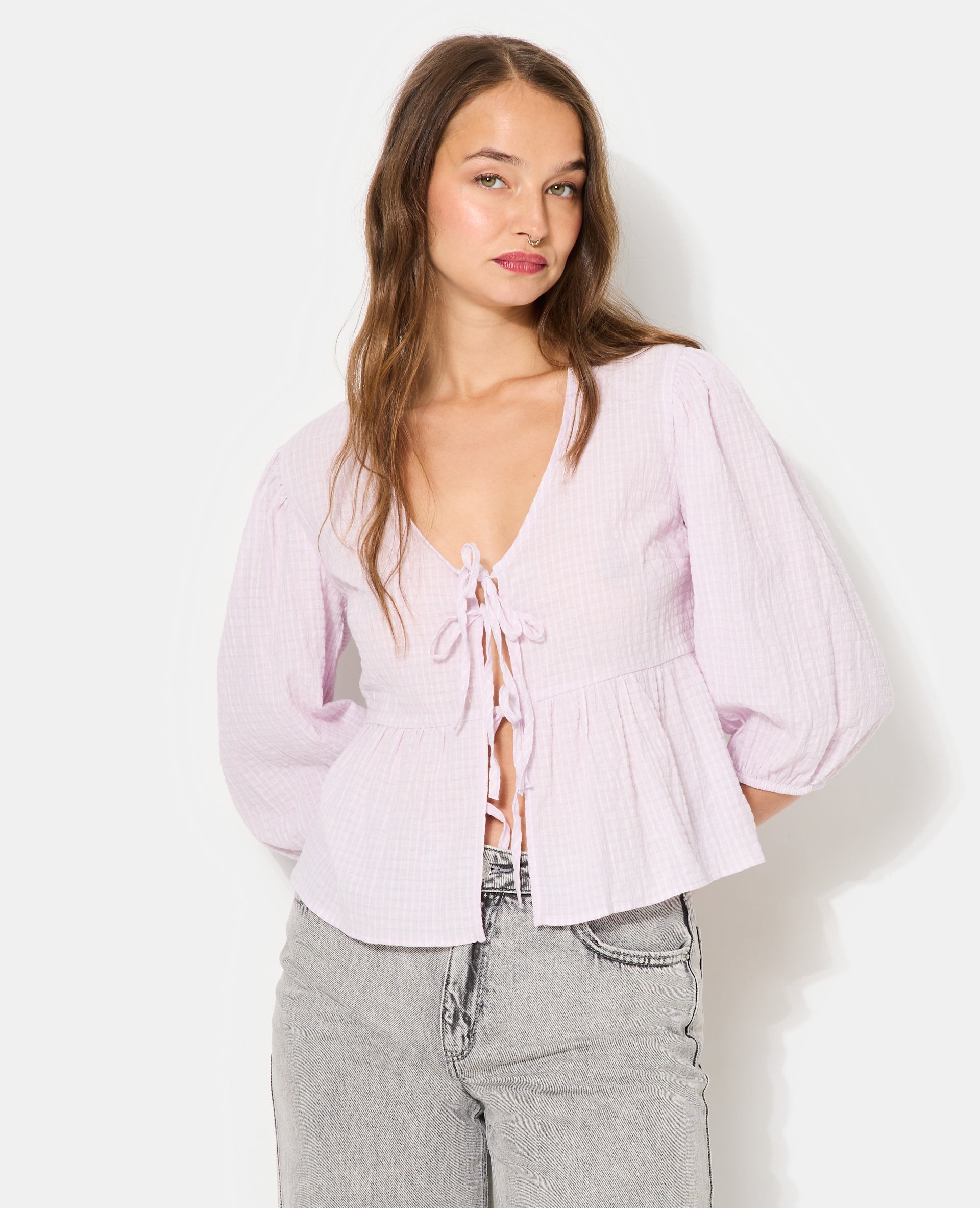 Blouse rayée avec nouettes et manches ballons