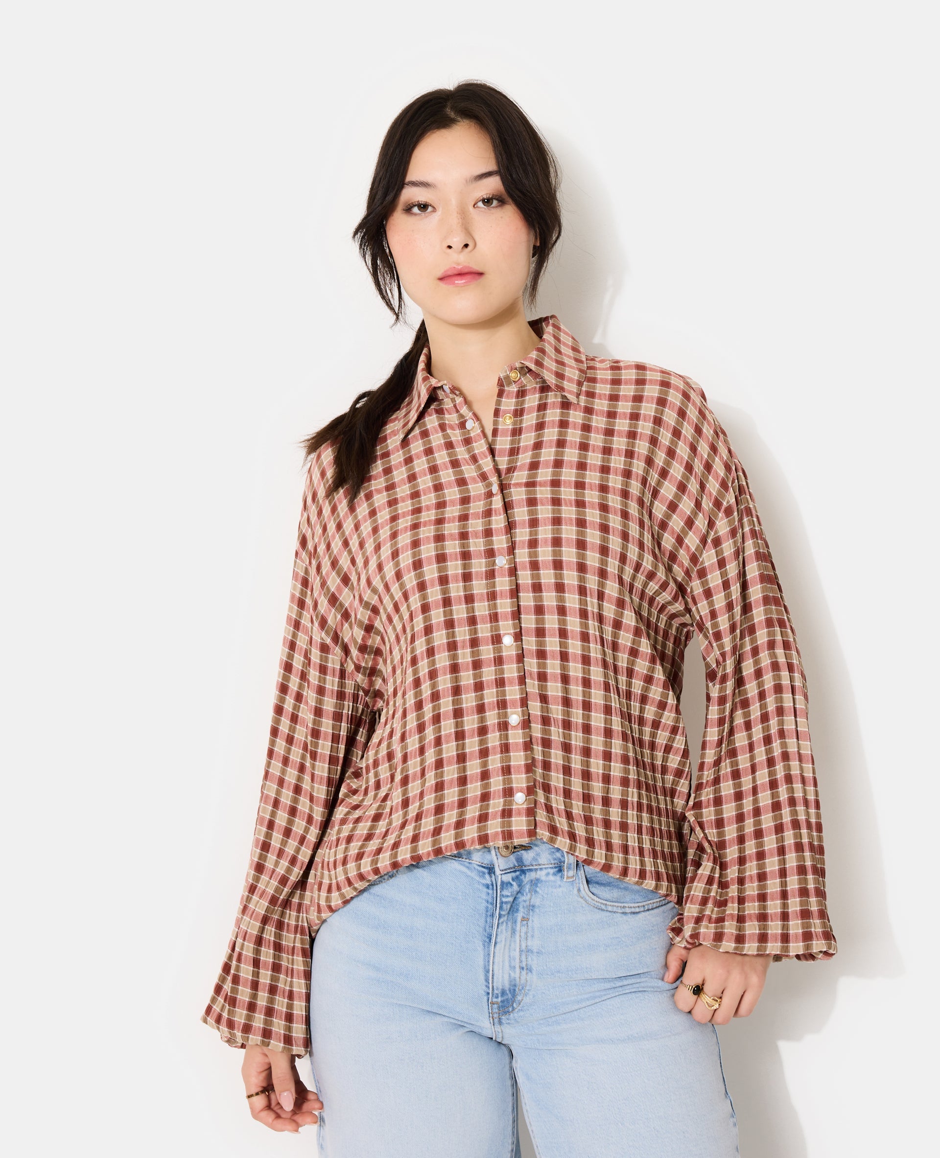 Chemise oversize en tissu gaufré motif carreaux