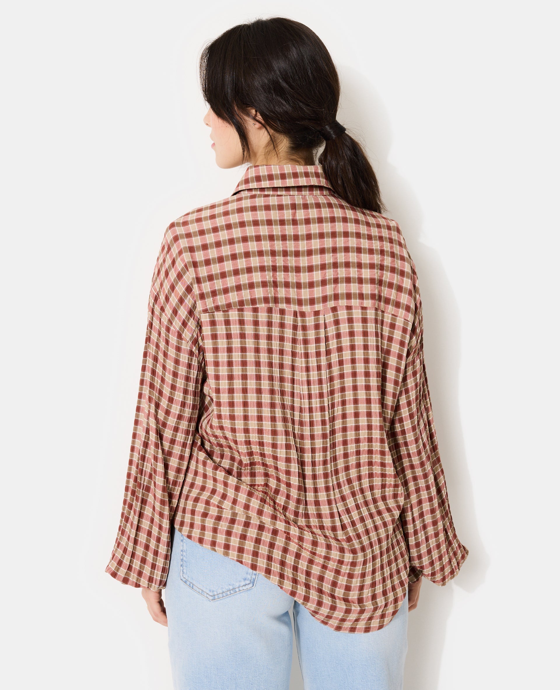 Chemise oversize en tissu gaufré motif carreaux