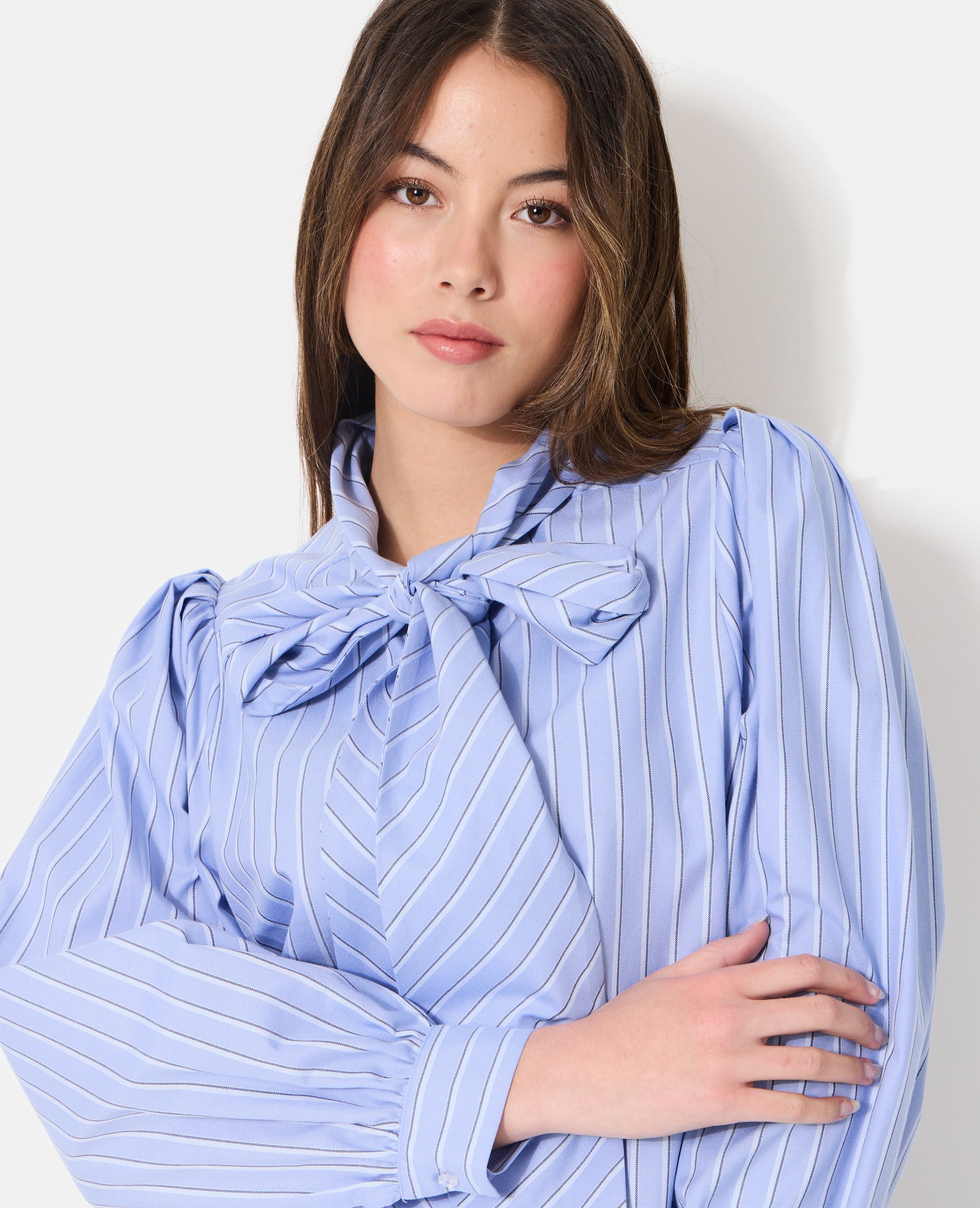Chemise rayée col lavalière avec manches ballons