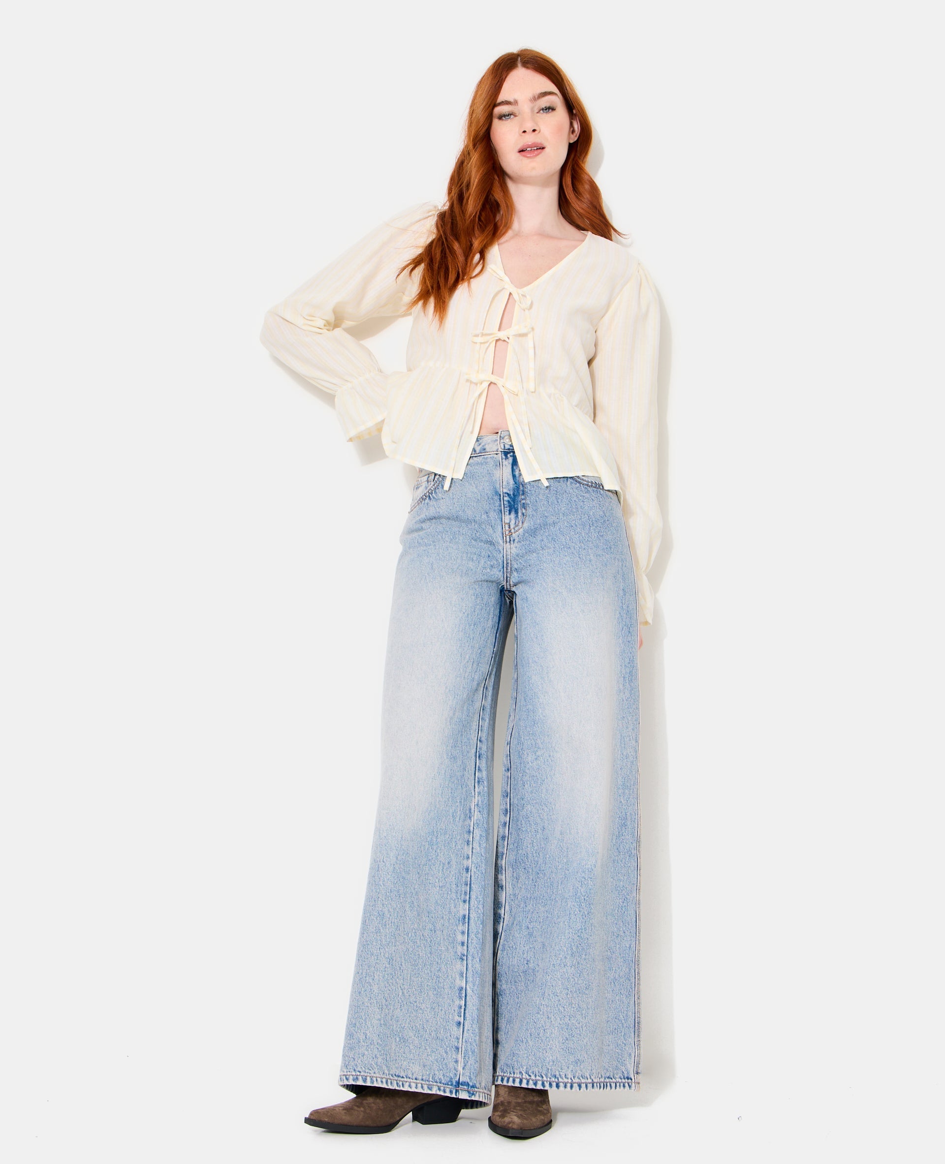 Blouse rayée avec volants et nouettes