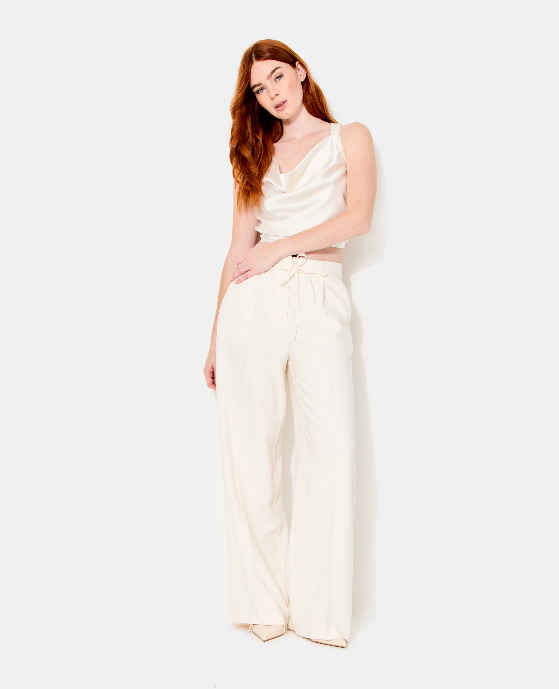 Top en satin col bénitier bretelles croisées dos
