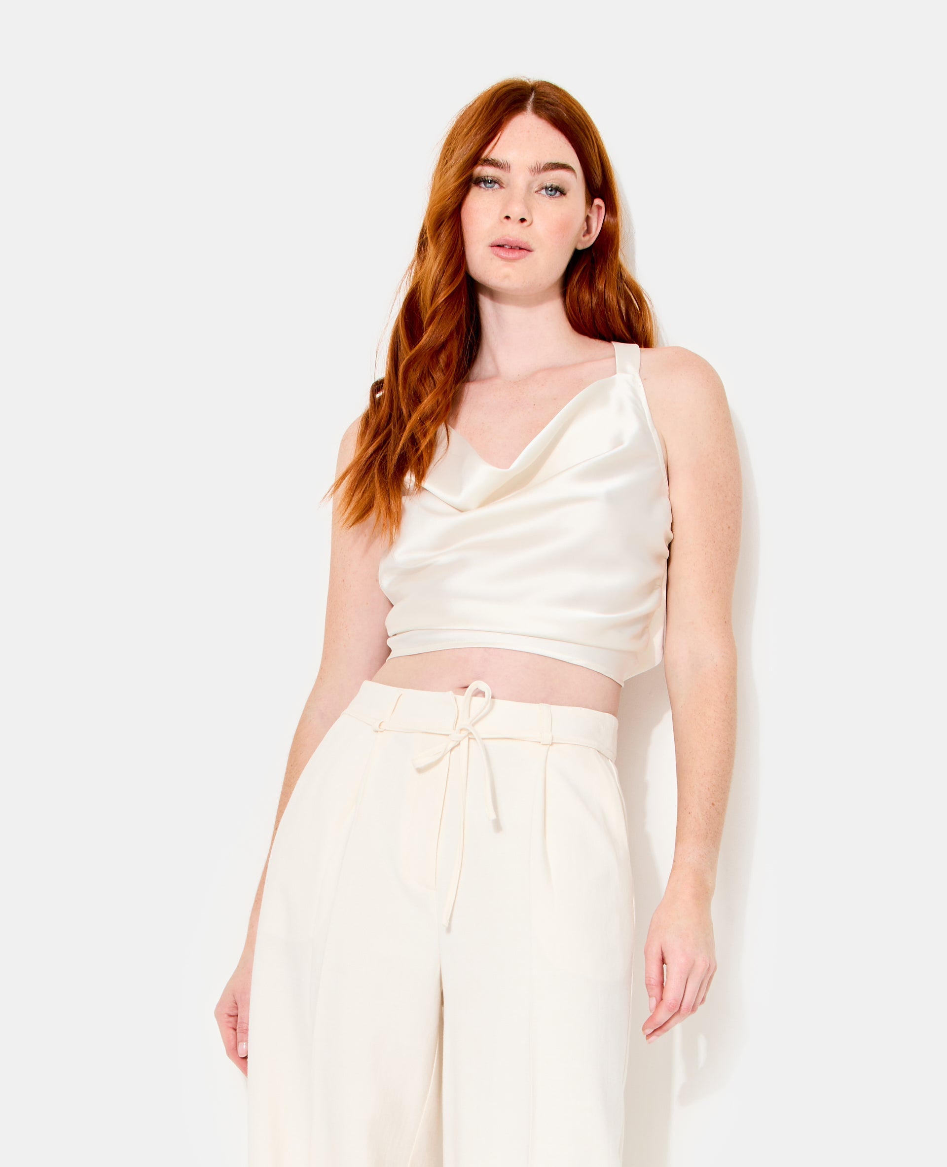 Top en satin col bénitier bretelles croisées dos