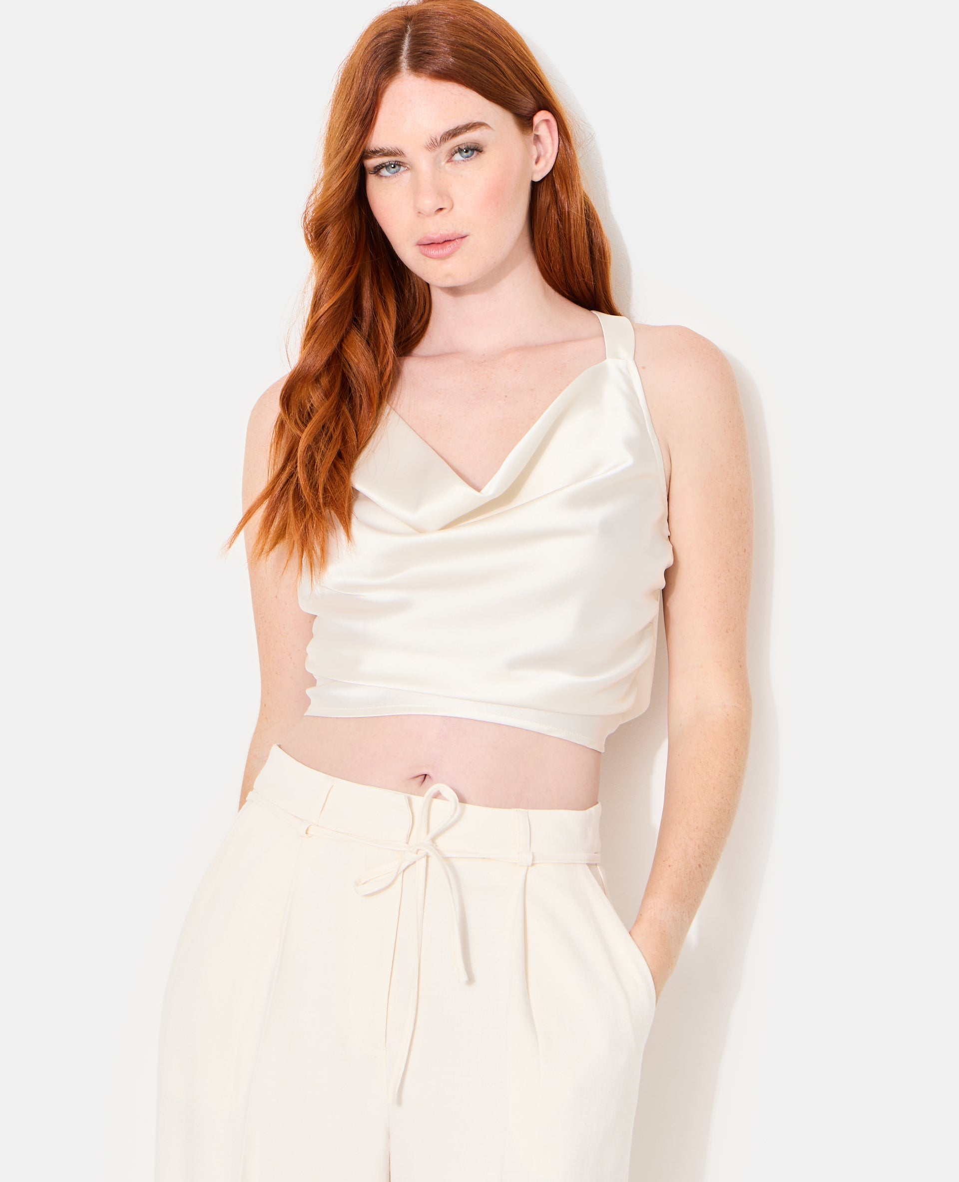 Top en satin col bénitier bretelles croisées dos