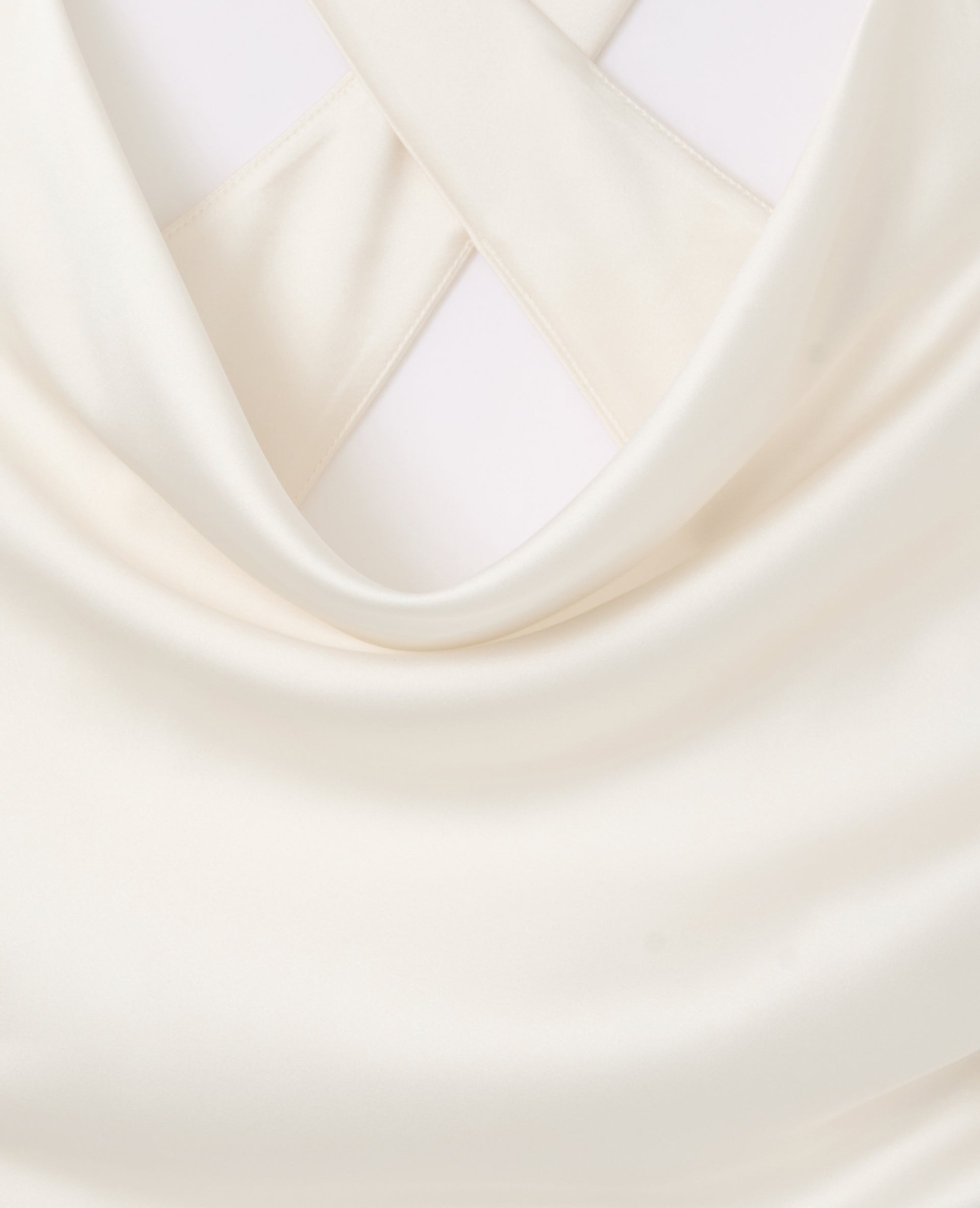 Top en satin col bénitier bretelles croisées dos