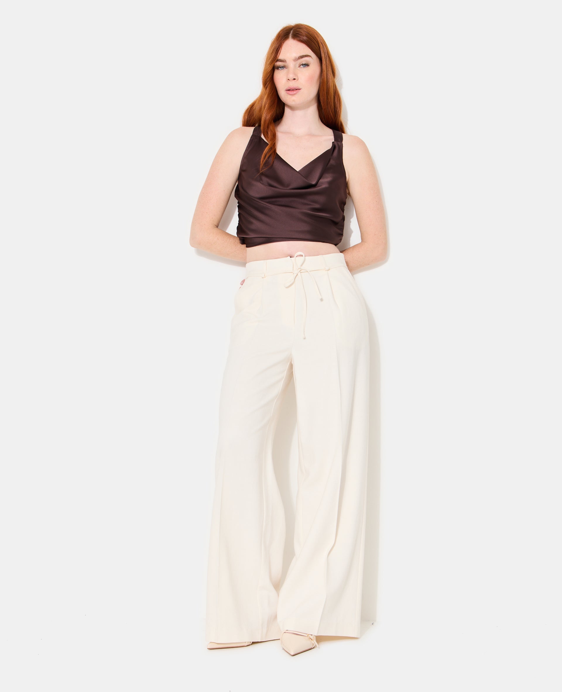 Top en satin col bénitier bretelles croisées dos