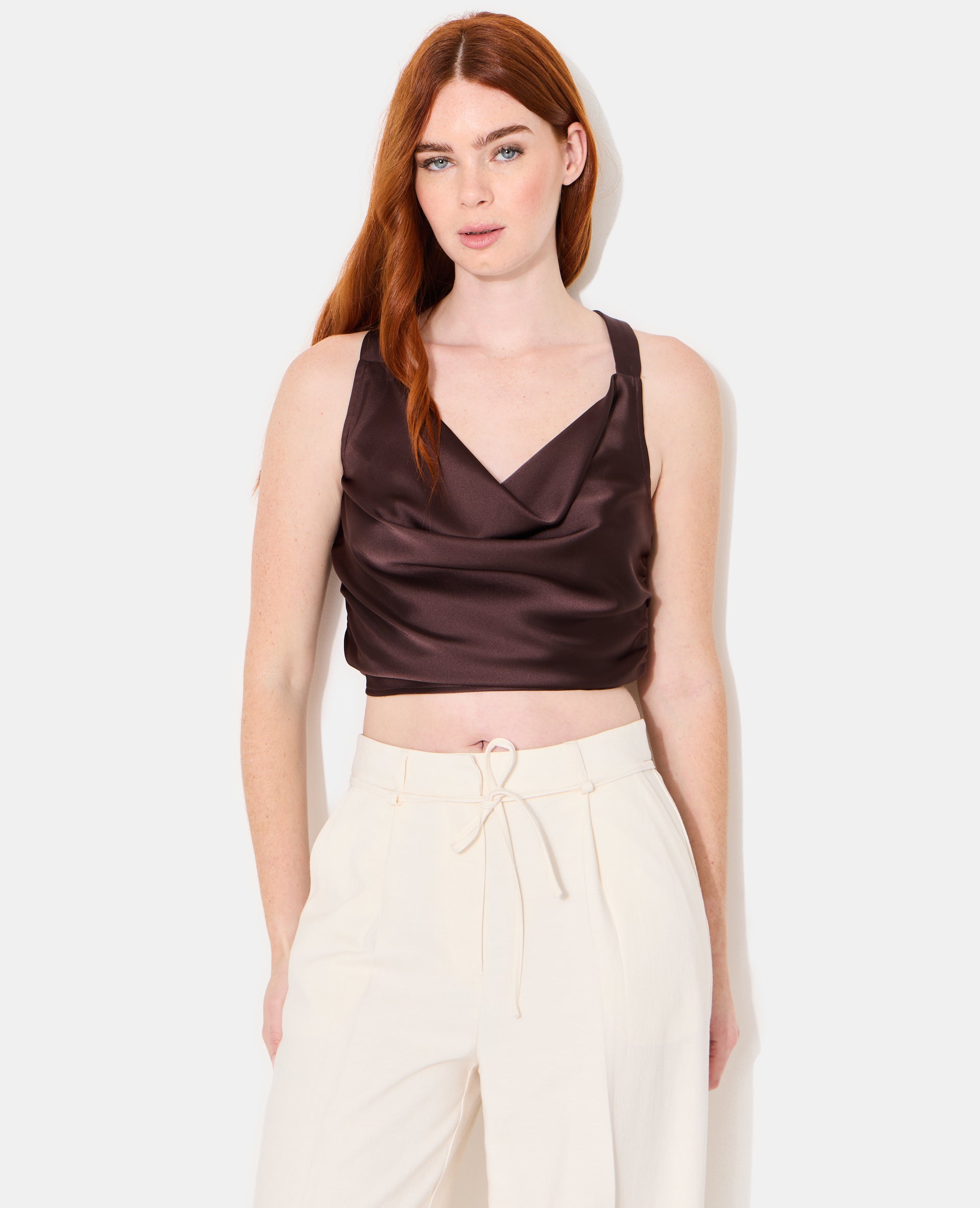 Top en satin col bénitier bretelles croisées dos