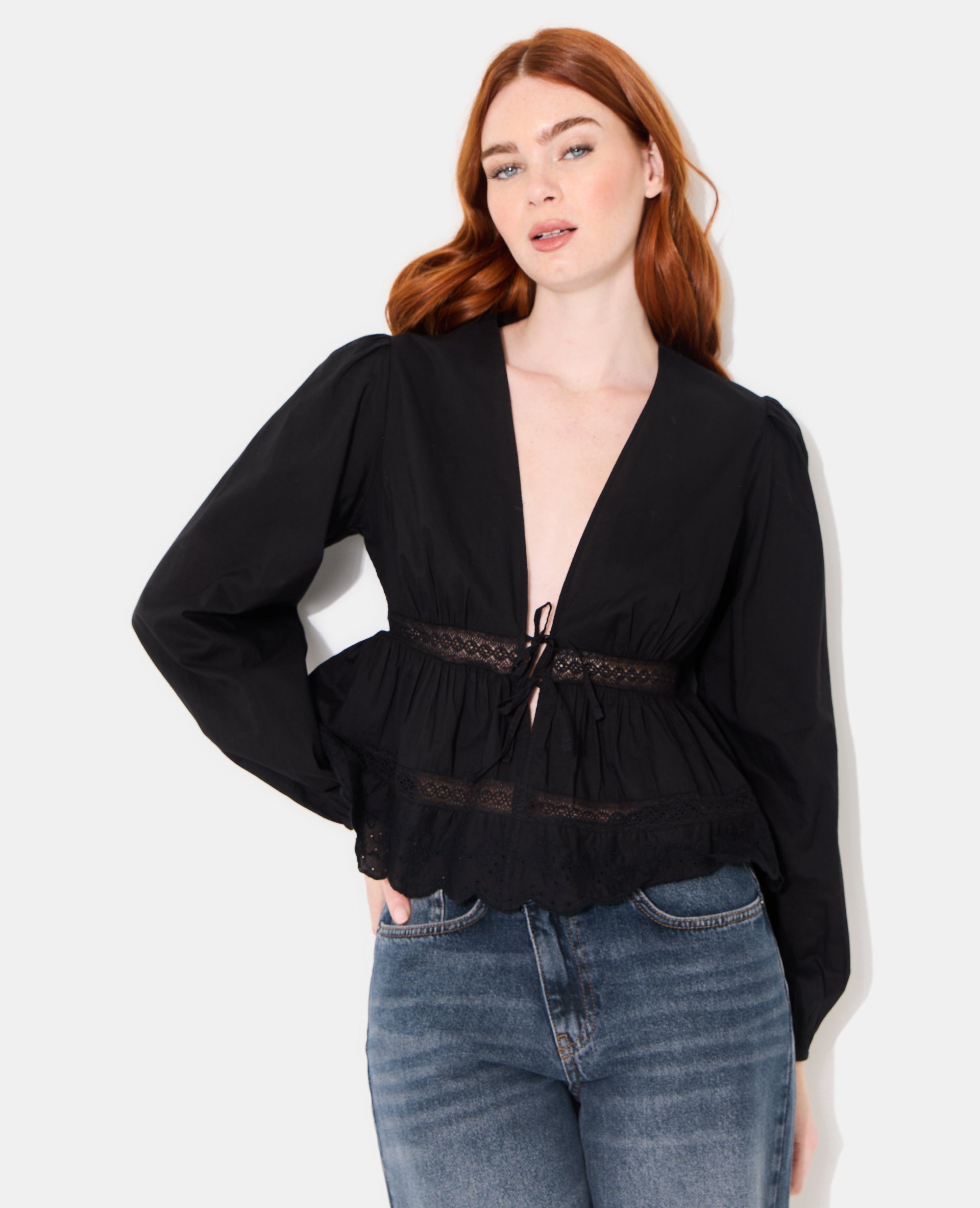 Blouse avec dentelle et nouettes