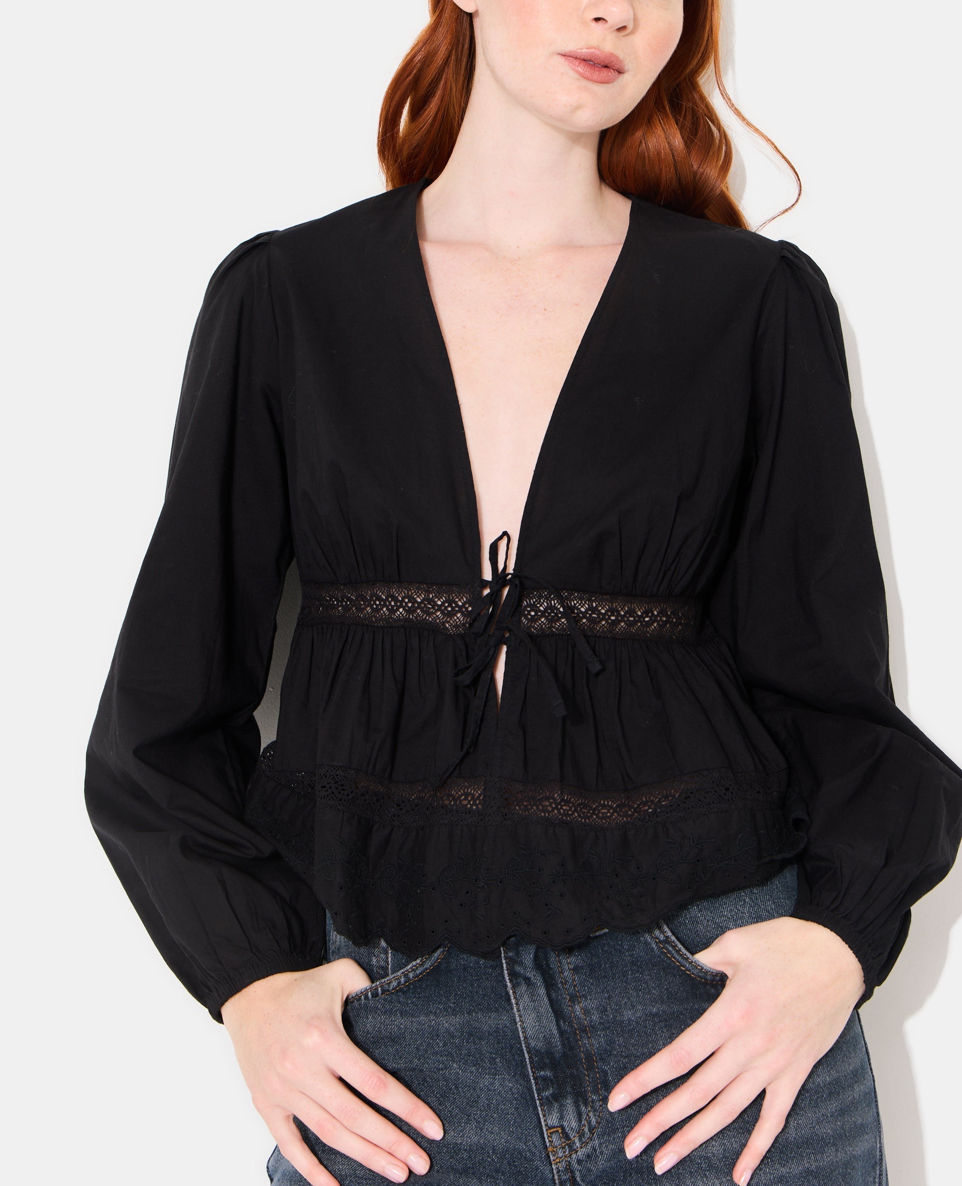 Blouse avec dentelle et nouettes