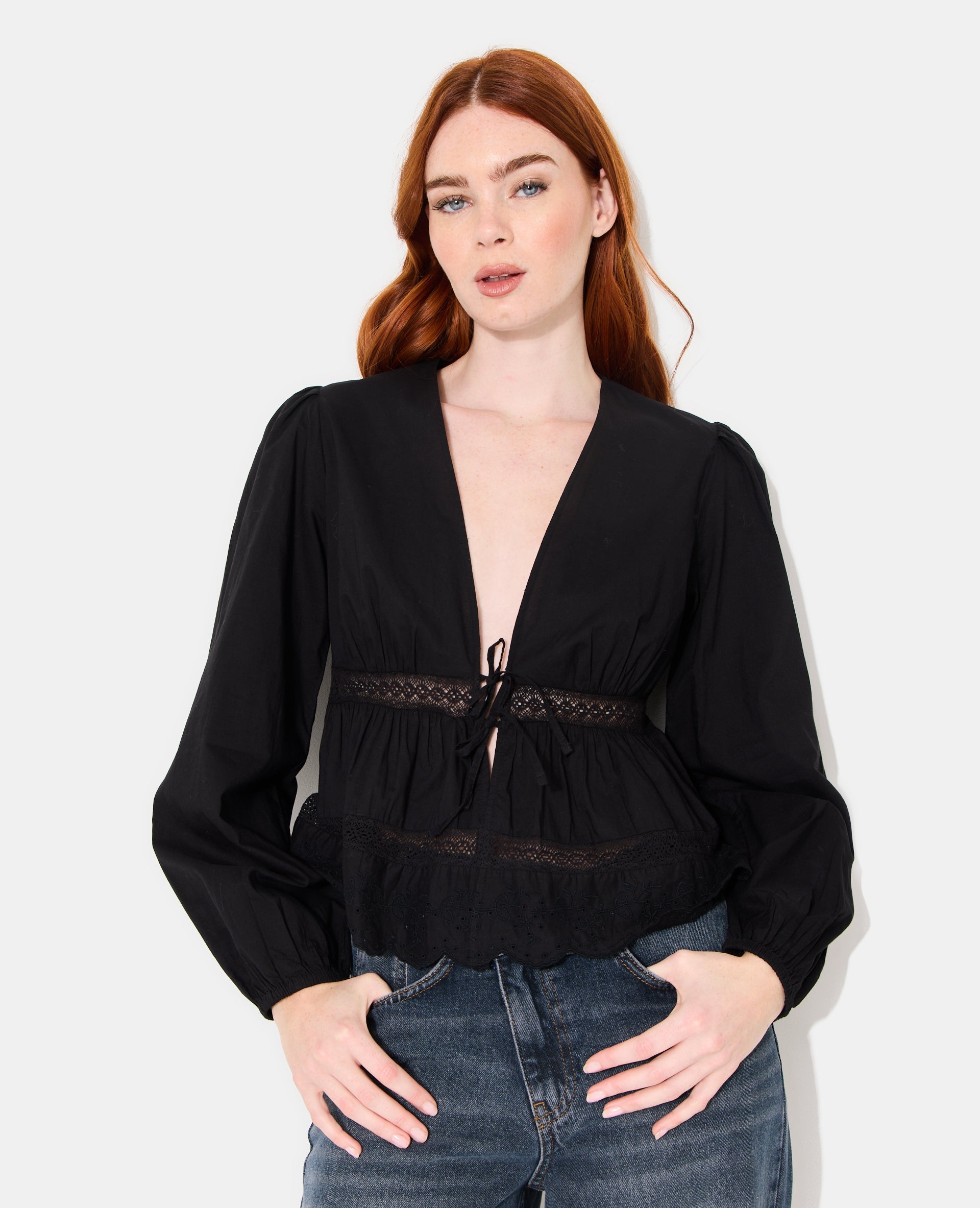 Blouse avec dentelle et nouettes