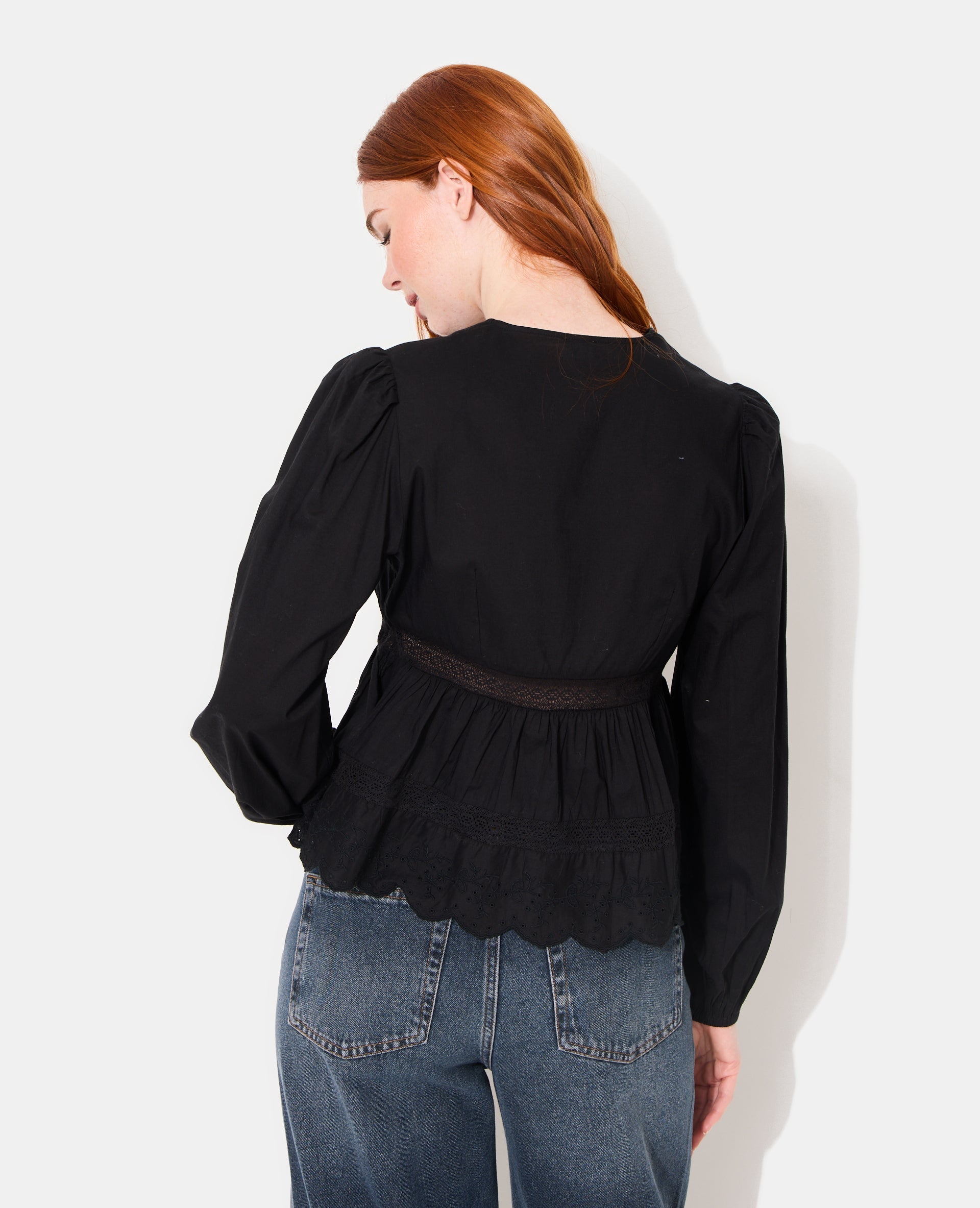 Blouse avec dentelle et nouettes