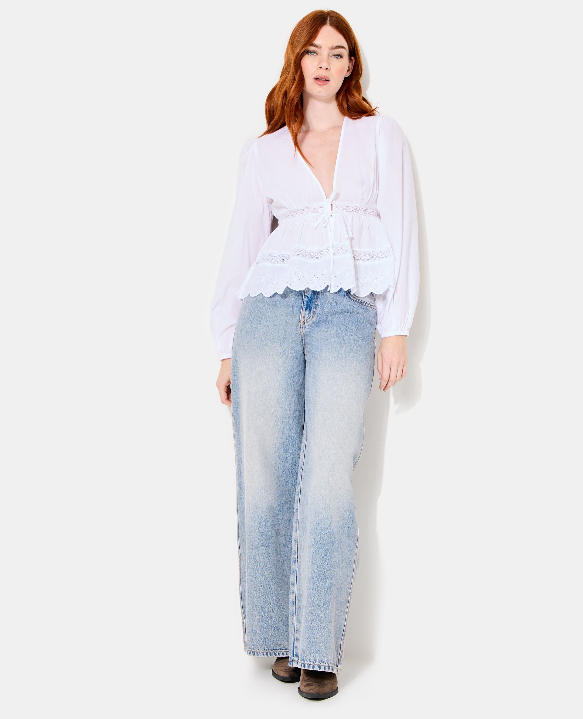 Blouse avec dentelle et nouettes