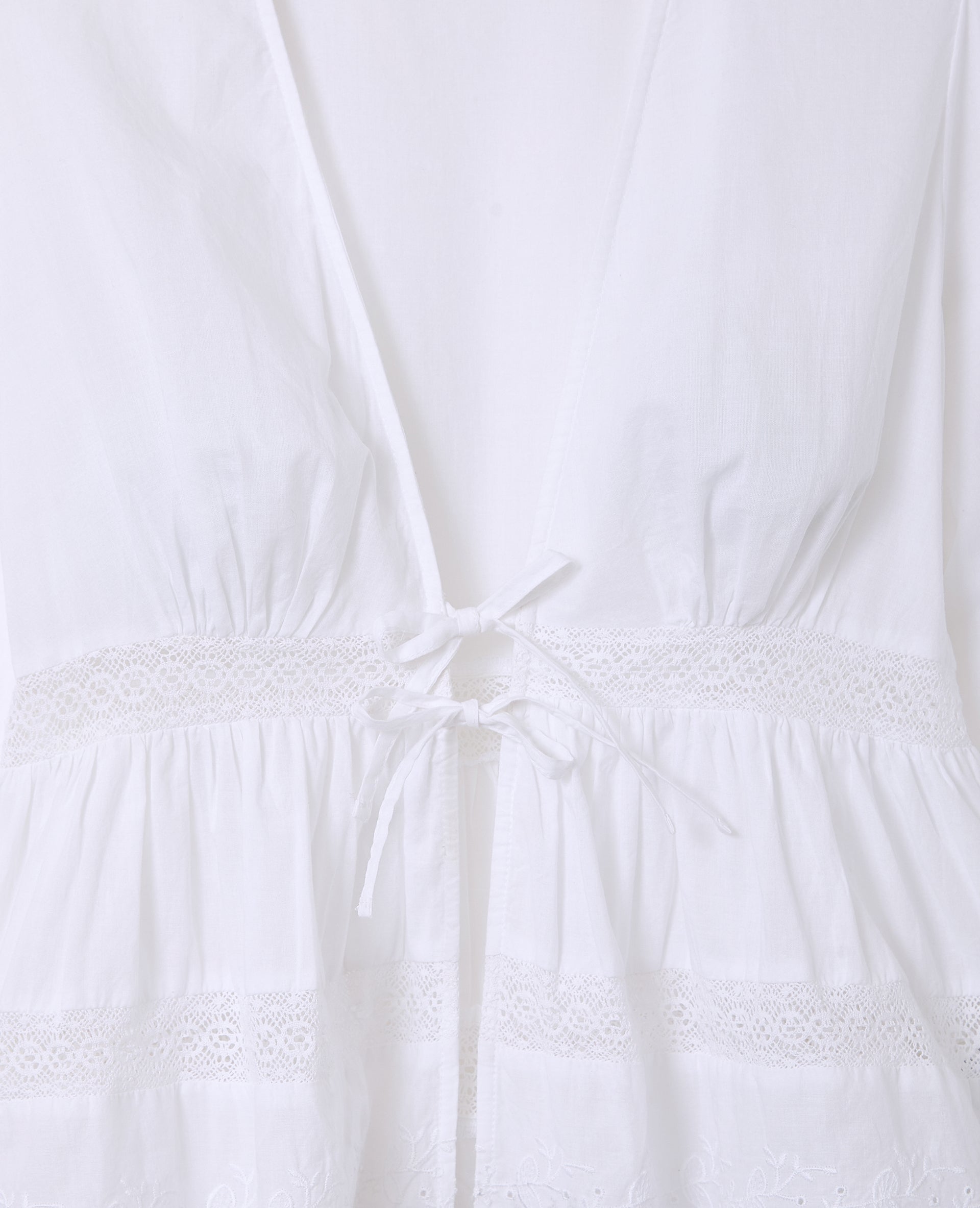 Blouse avec dentelle et nouettes