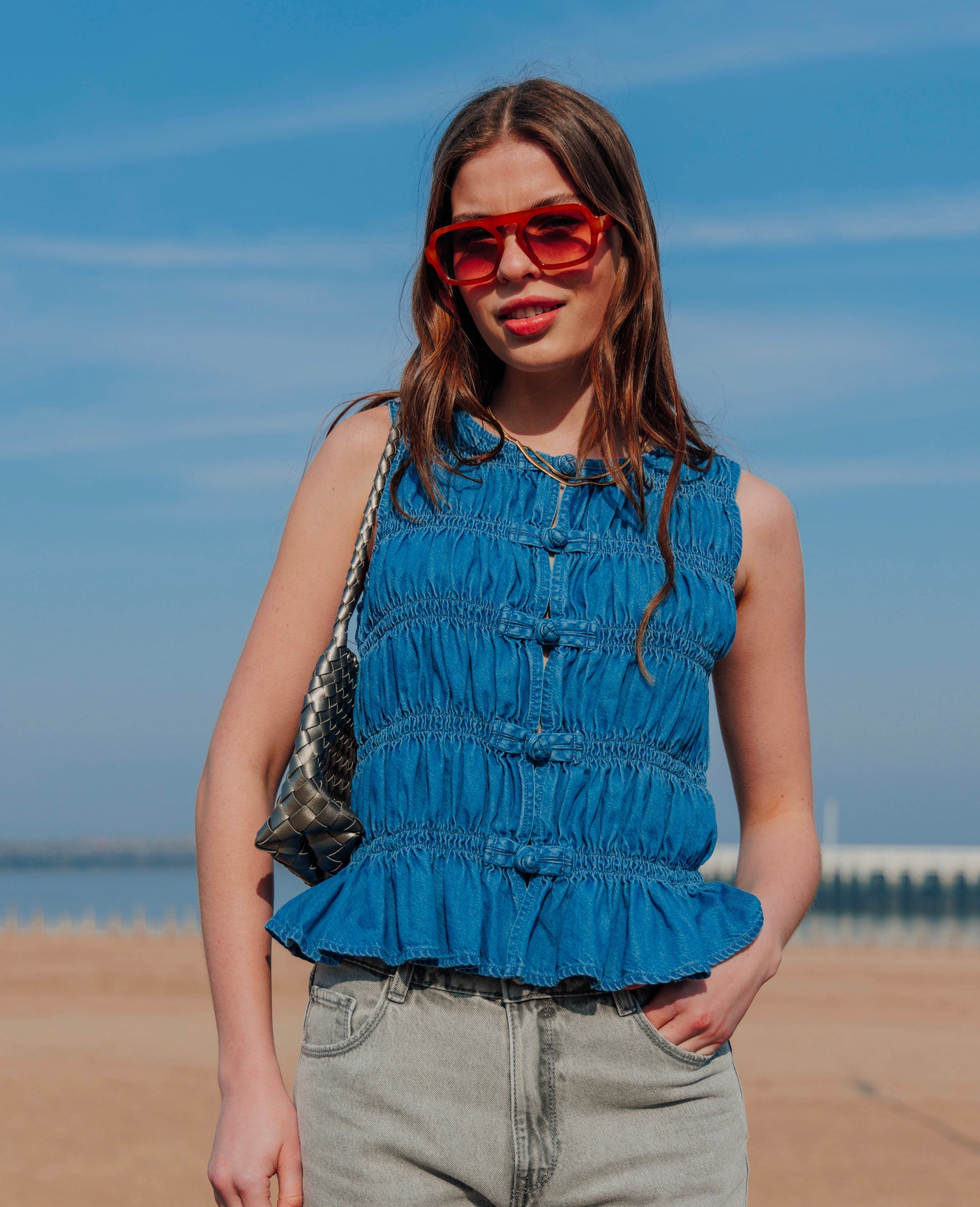 Top effet jean avec smocks et boutons brandebourg