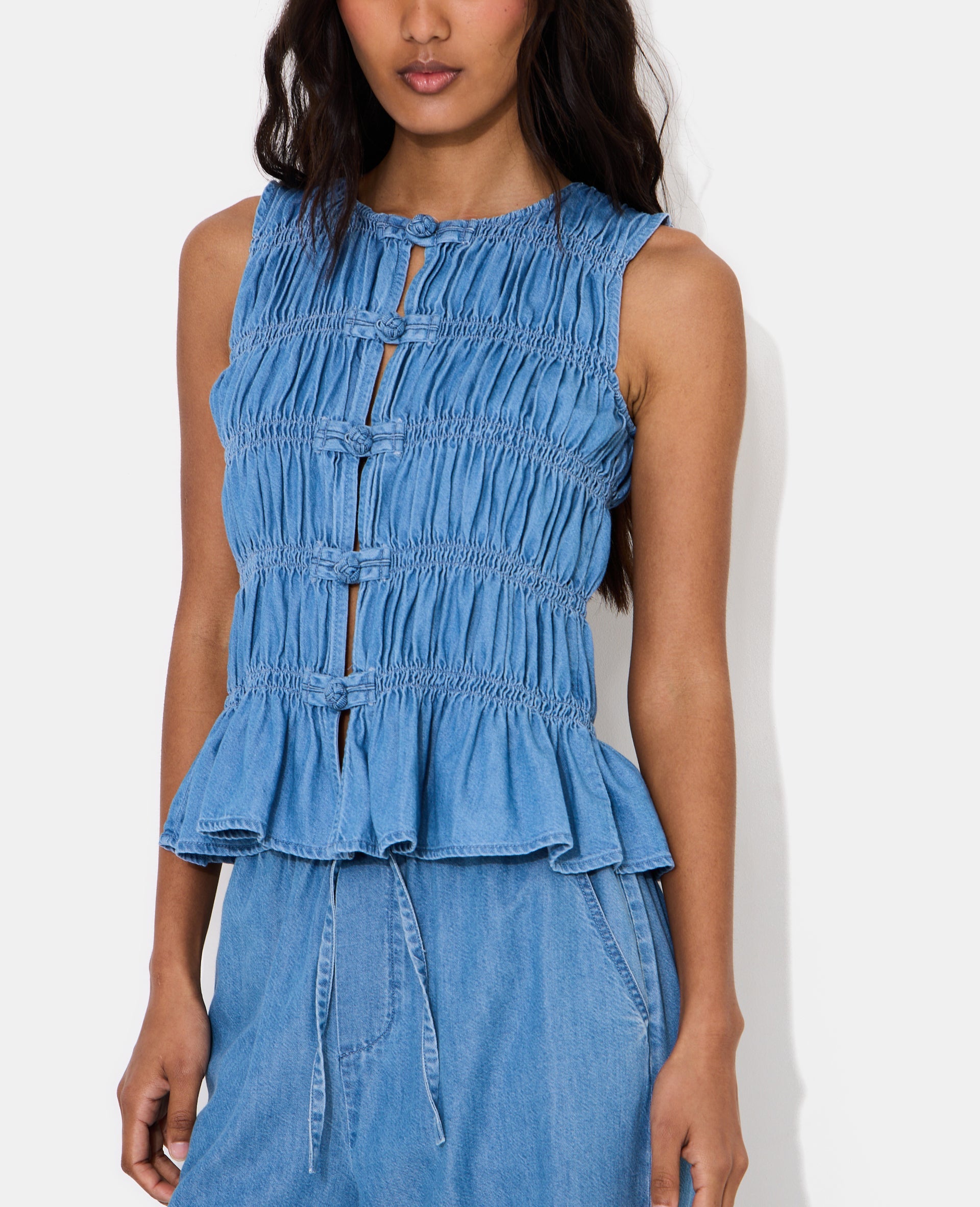 Top effet jean avec smocks et boutons brandebourg