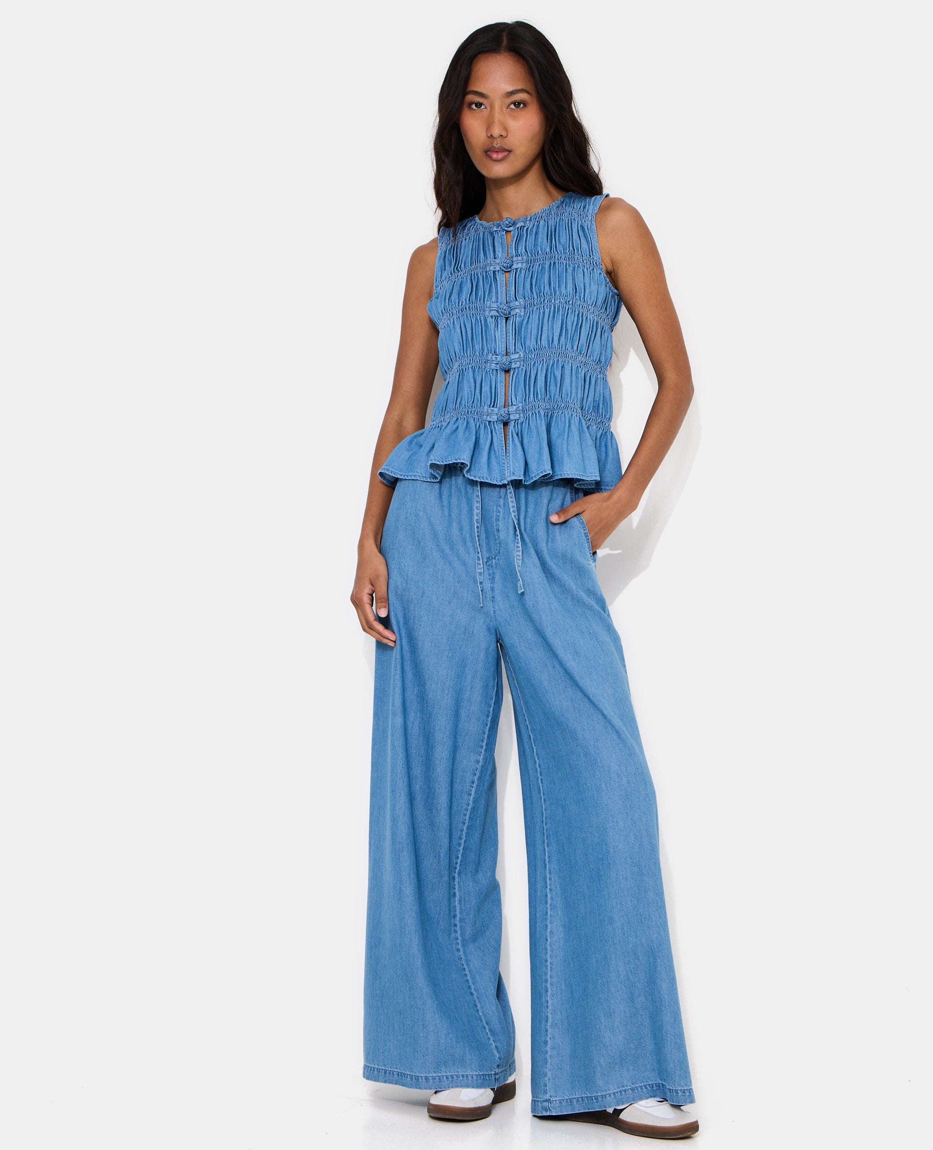 Top effet jean avec smocks et boutons brandebourg