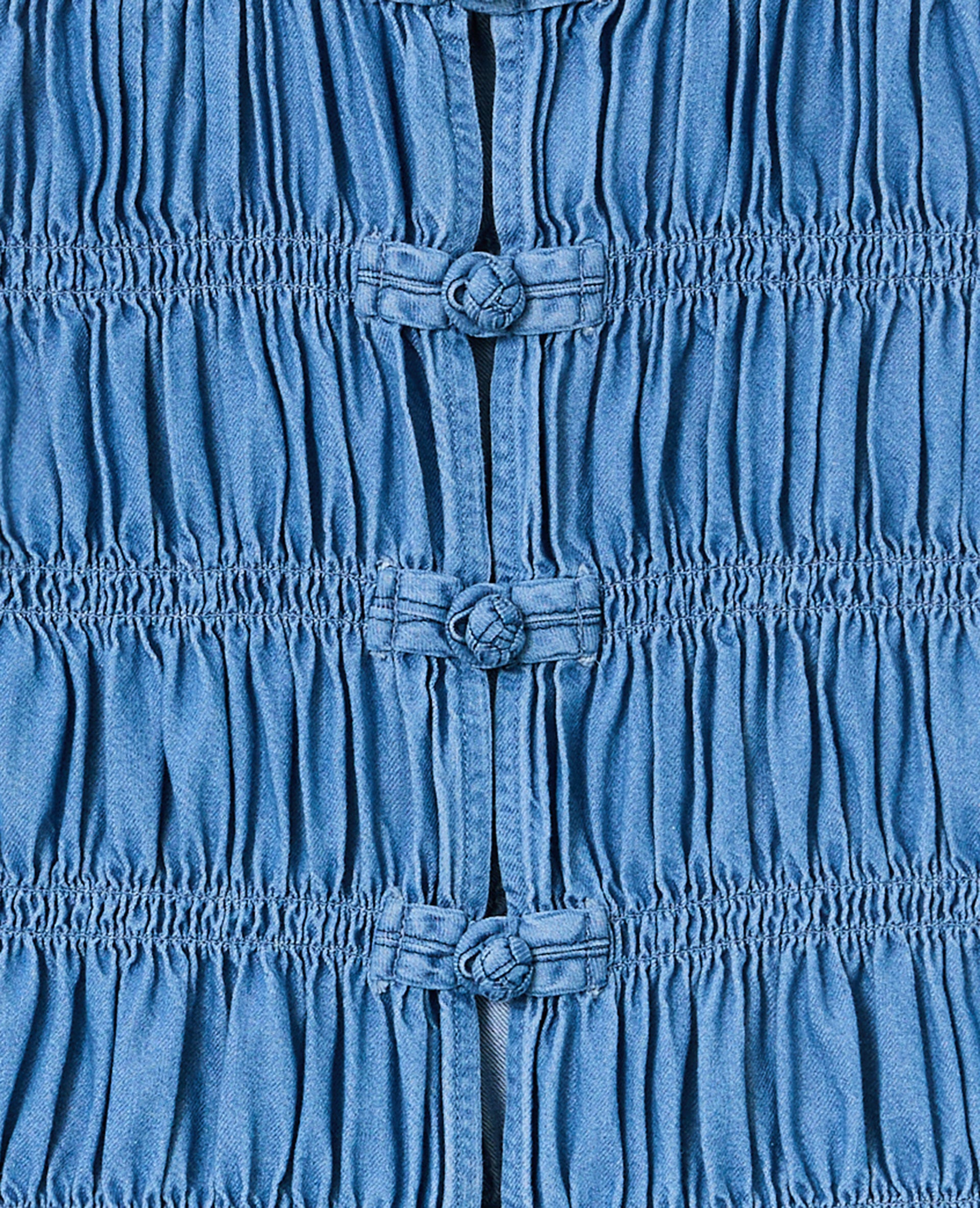 Top effet jean avec smocks et boutons brandebourg
