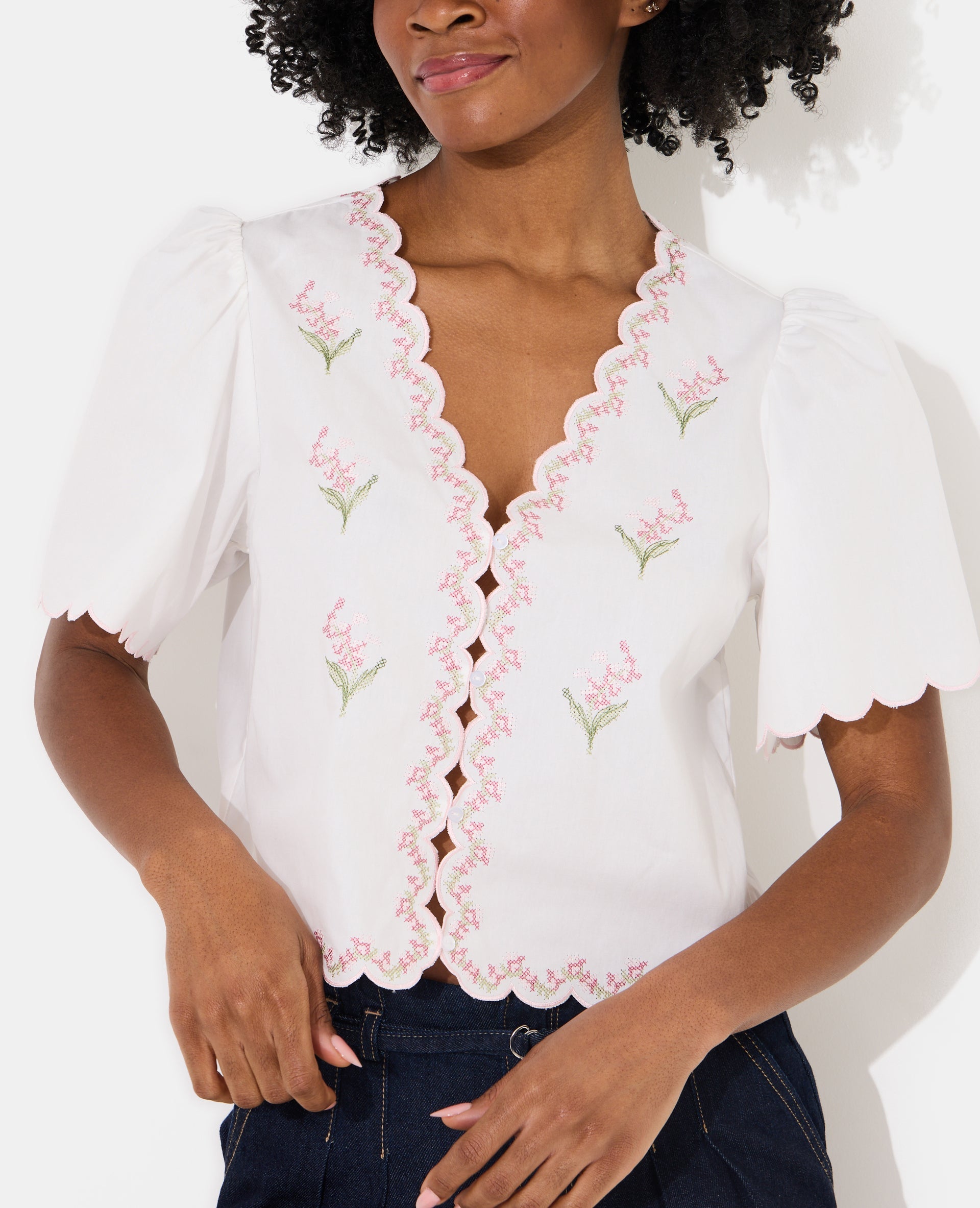 Blouse manches courtes avec fleurs points de croix