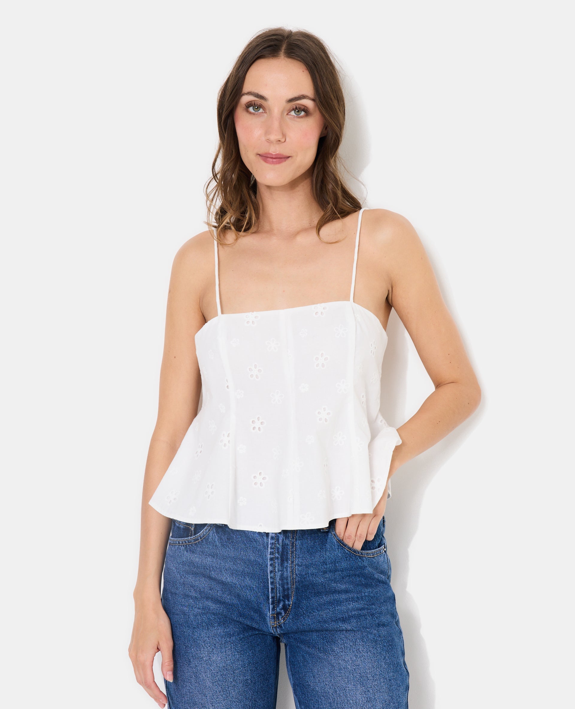 Top à bretelles avec fleurs en broderie anglaise