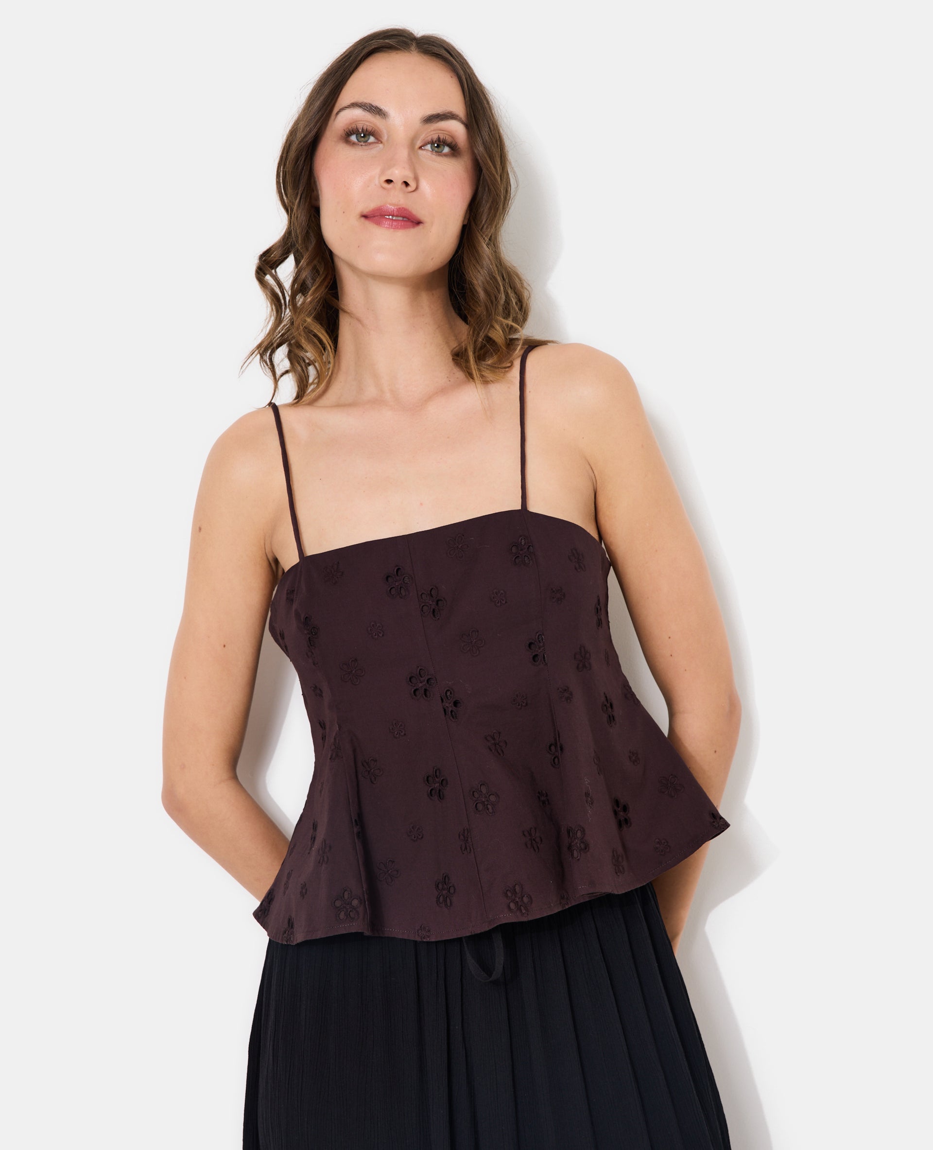 Top à bretelles avec fleurs en broderie anglaise